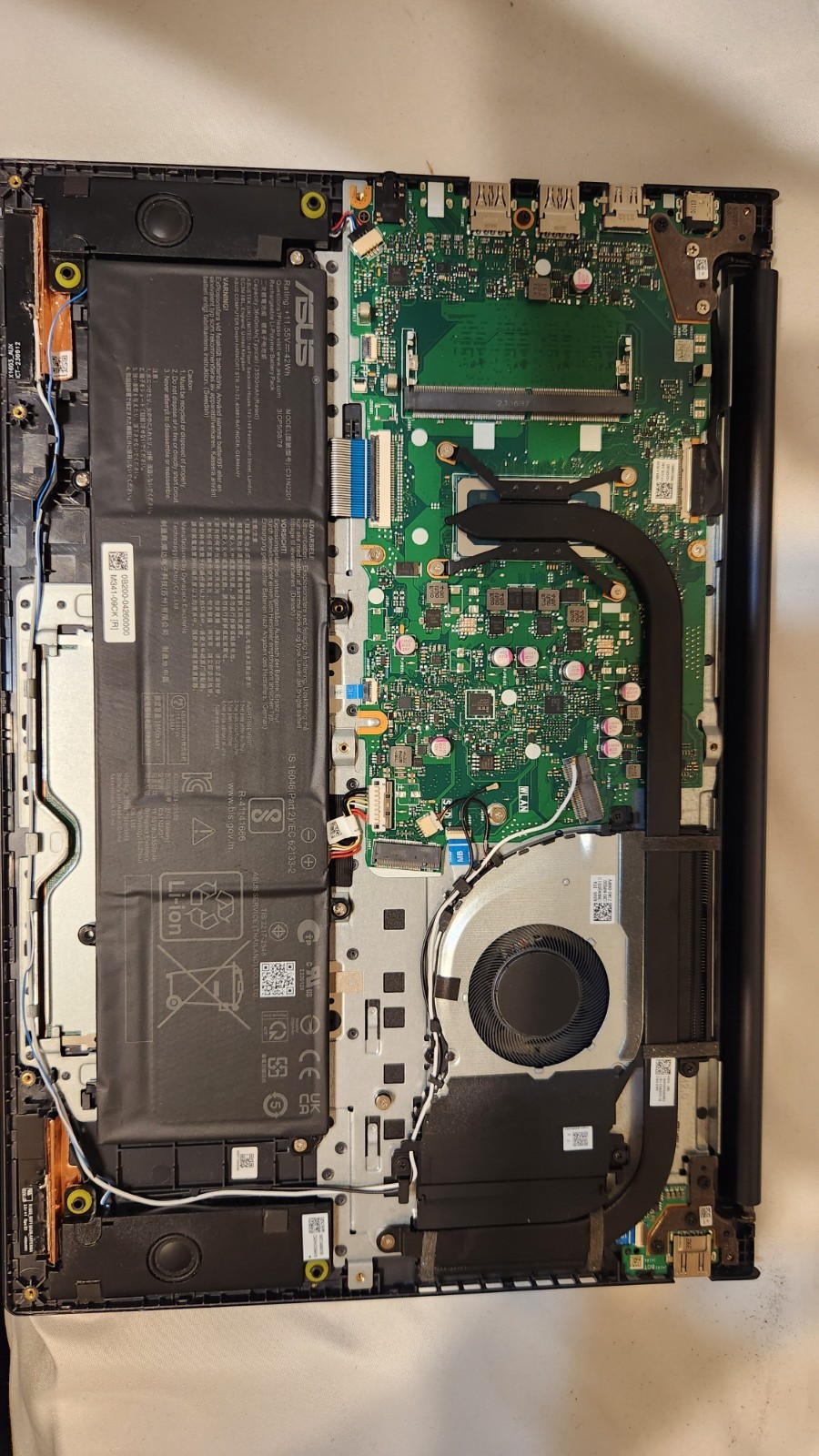 Asus Vivobook X1605za_F1605ZA FOR PARTS Comes with charger. Will not turn on.