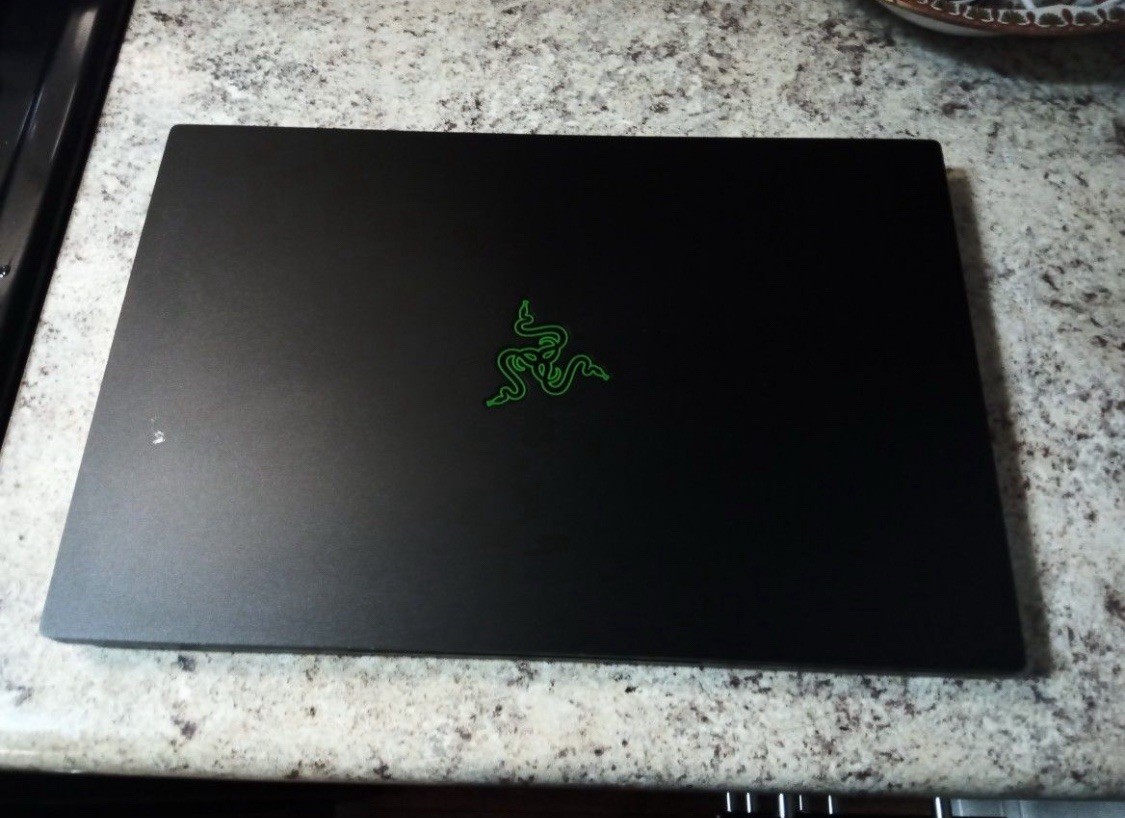Razer Blade 15 2018 Base Intel i7-8750H CPU, NVIDIA GeForce GTX 1060 with Max-Q