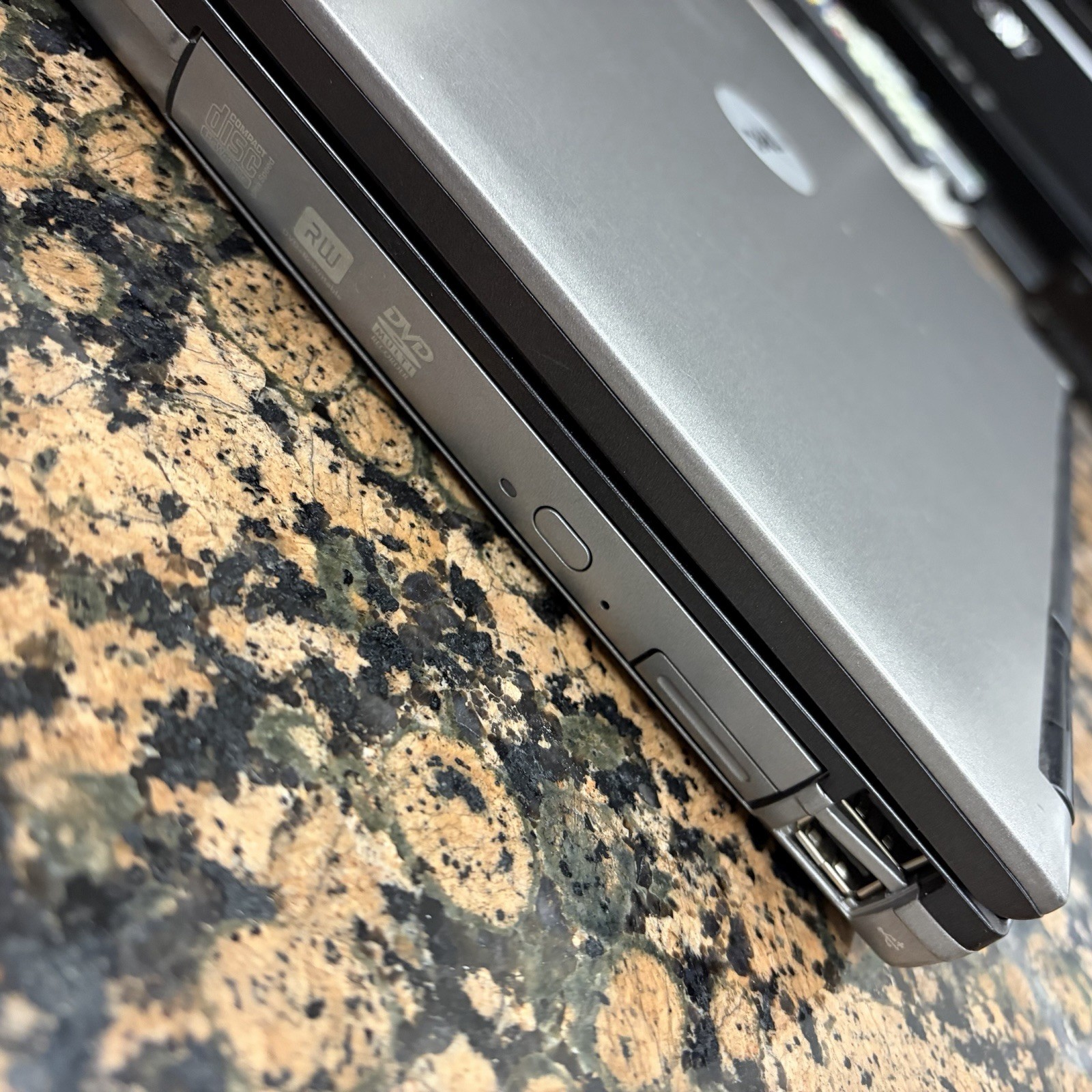 Dell Latitude D630 Fresh Load XP Pro T2300 SP3 RS232 DVD 2GB 120GB RW DVD
