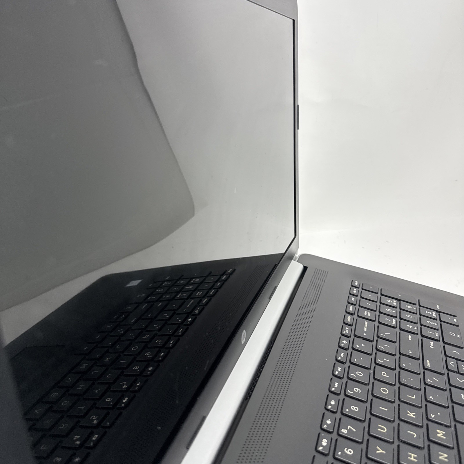 HP 17-by1061st 17.3” Intel Core i3 Laptop Boots To Windows Login Includes