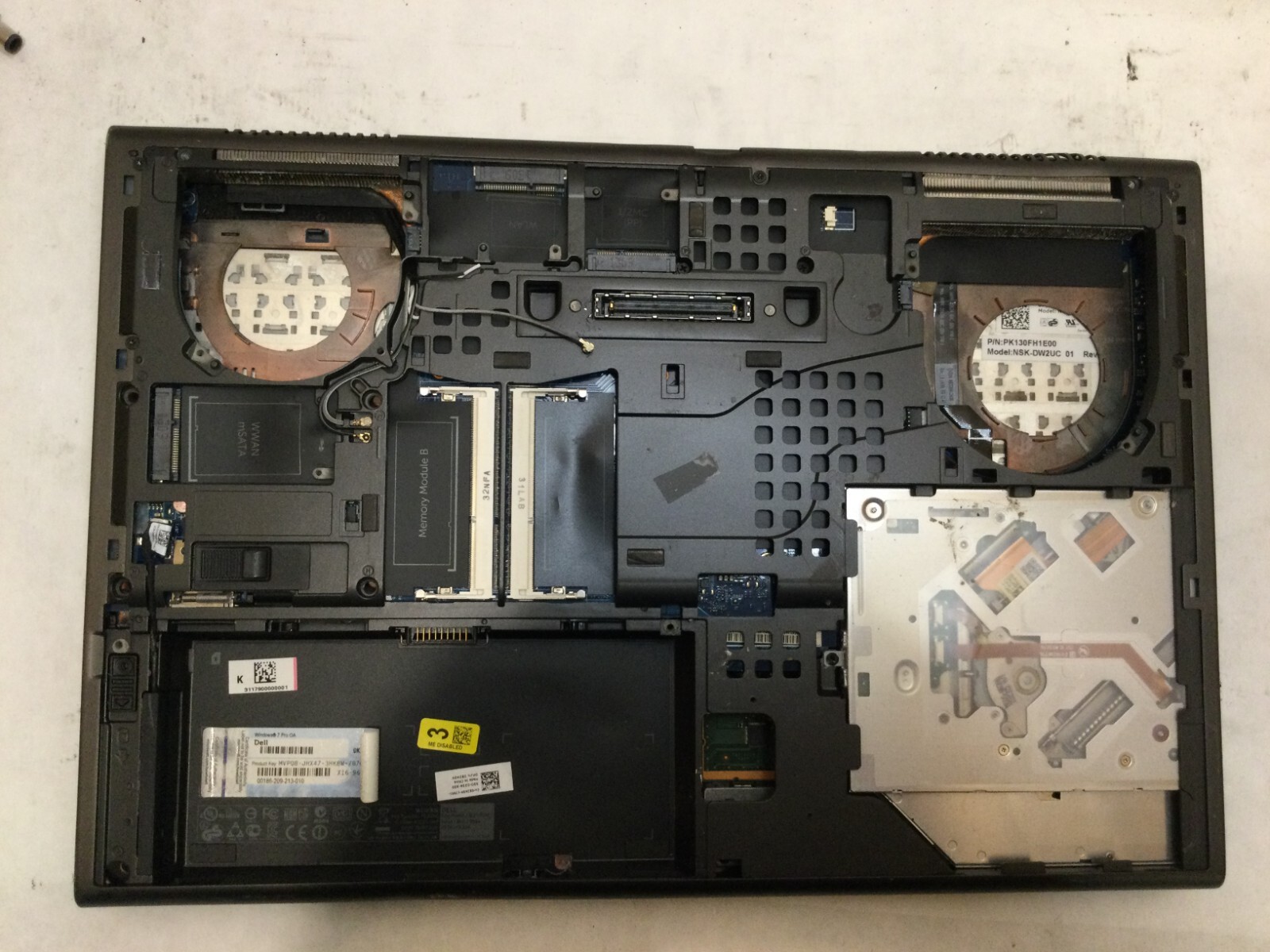 Dell Precision M4700 15.6″ / Intel Core i7 UNKNOWN SPECS / (CRACKED!) MR