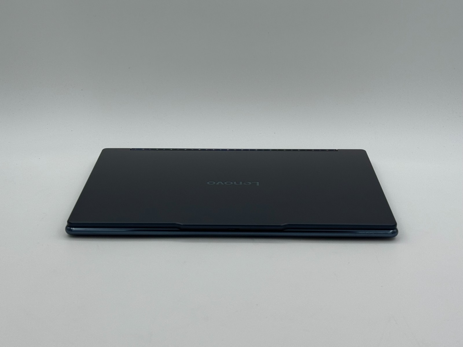 Lenovo Yoga 9i 2-in-1 Aura Edition 14″ 3K 120Hz OLED Touch Ultra 7 258V 32GB 1TB