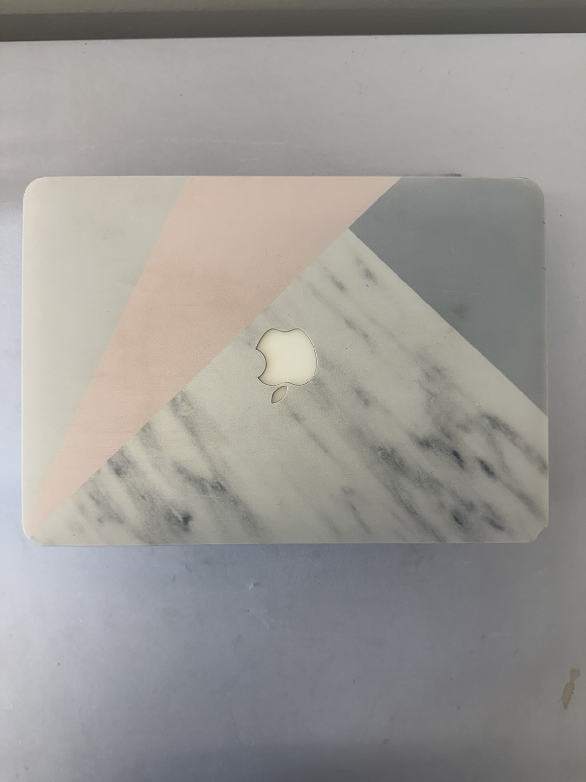 Apple Macbook Air 2012 Laptop – Intel i5-3427U – Screen Leaking Light – Read Des