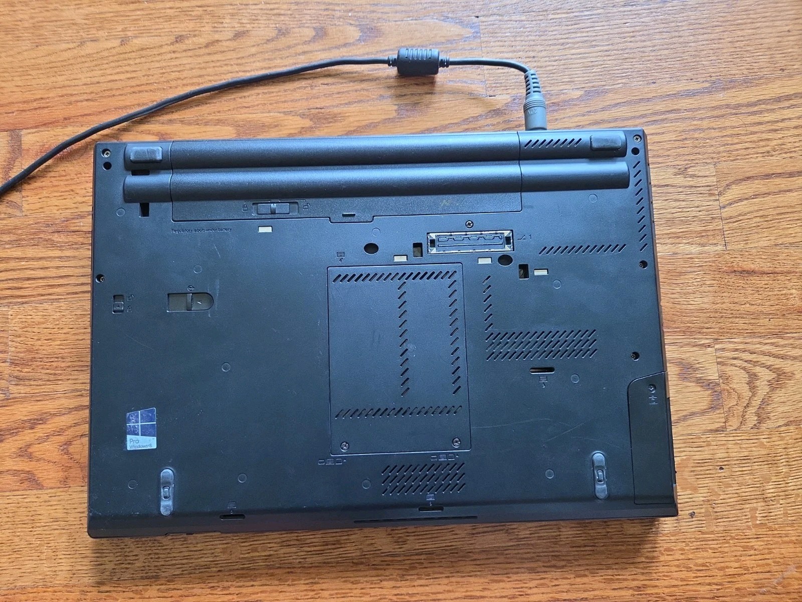 Lenovo ThinkPad T430 i5/4GB Ram/320 GB HDD. Win XP Pro. Works, For Parts.
