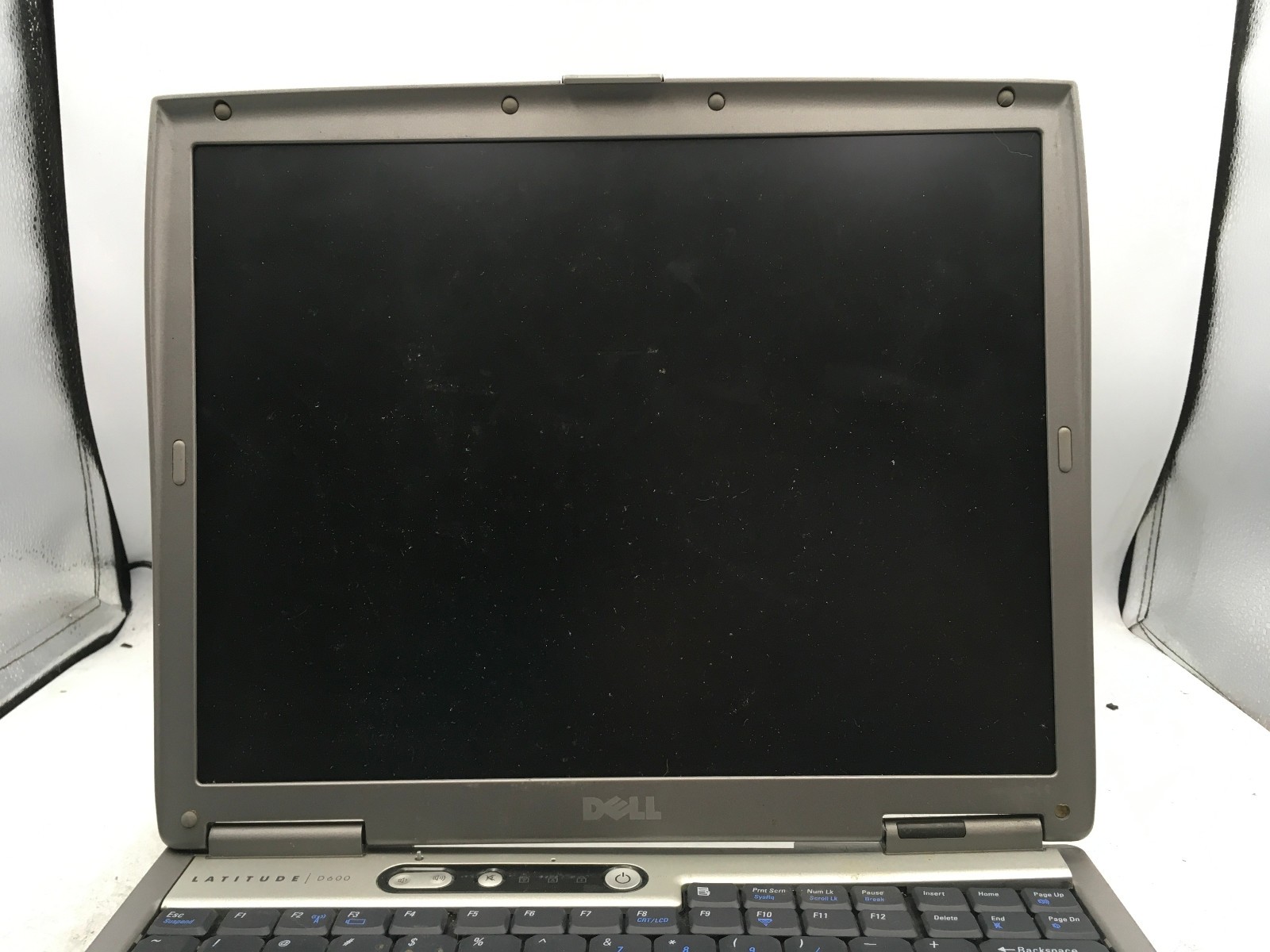 DELL LATITUDE D600 – FOR PARTS/REPAIR – INTEL PENTIUM M – NO RAM – READ DESC -BB