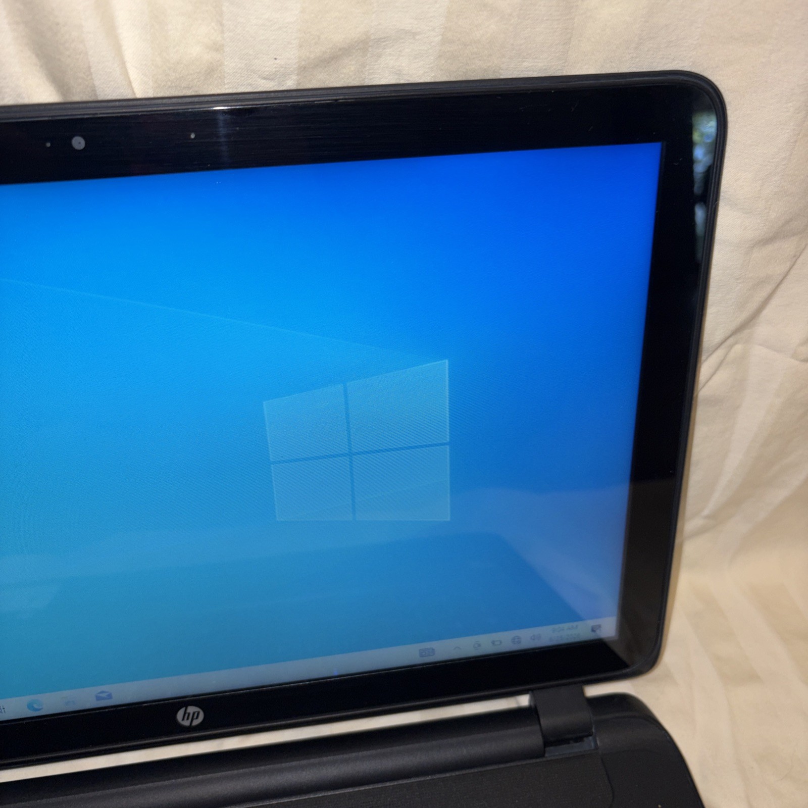 HP 15-f111dx 15.6″ Touchscreen Laptop AMD A8-6410 8GB 680GB Win-10 DVD-RW WebCam