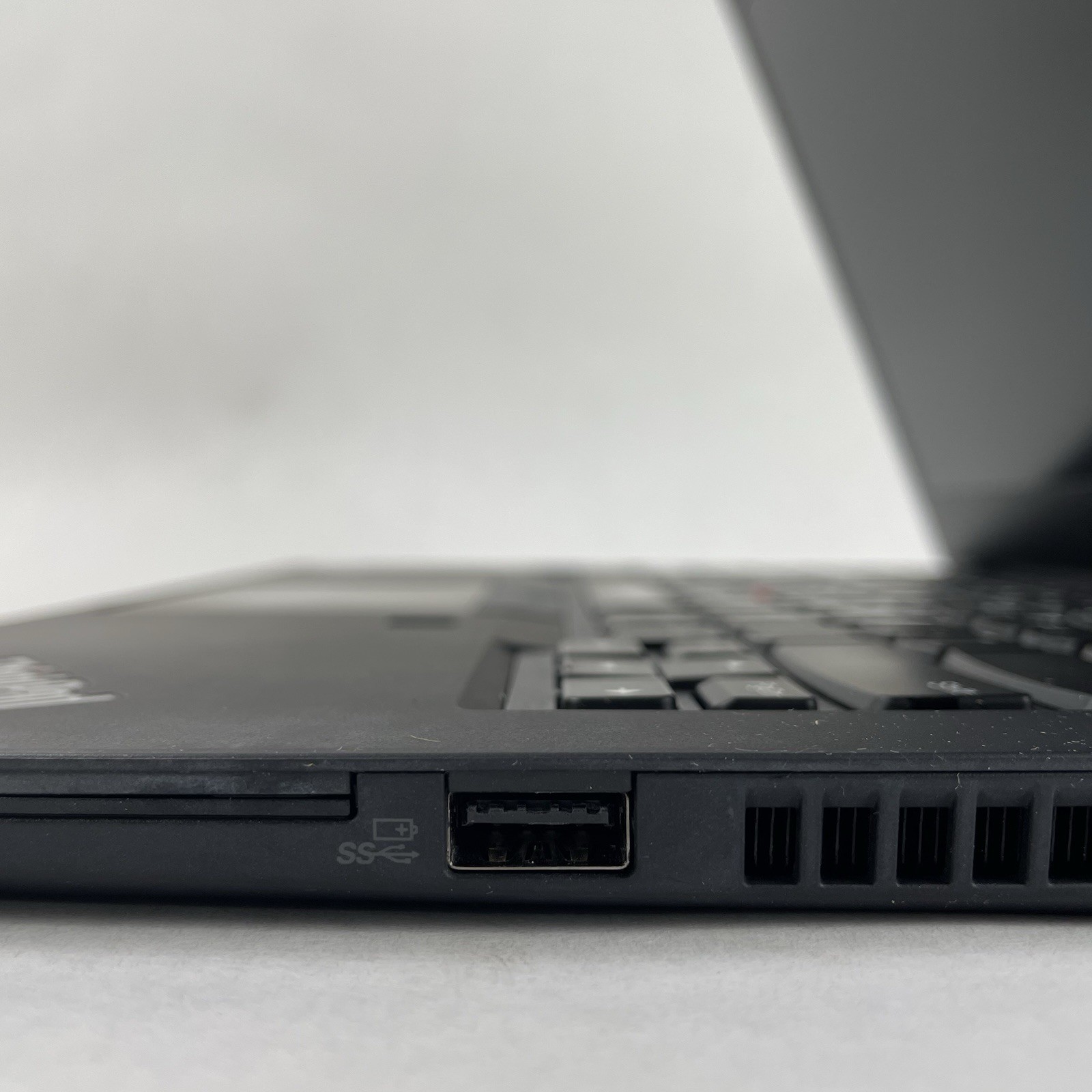 Lenovo ThinkPad T14 Gen2i 14″ i5-1145G7 2.60GHz 16GB RAM No SSD/OS/AC-Bad Bottom