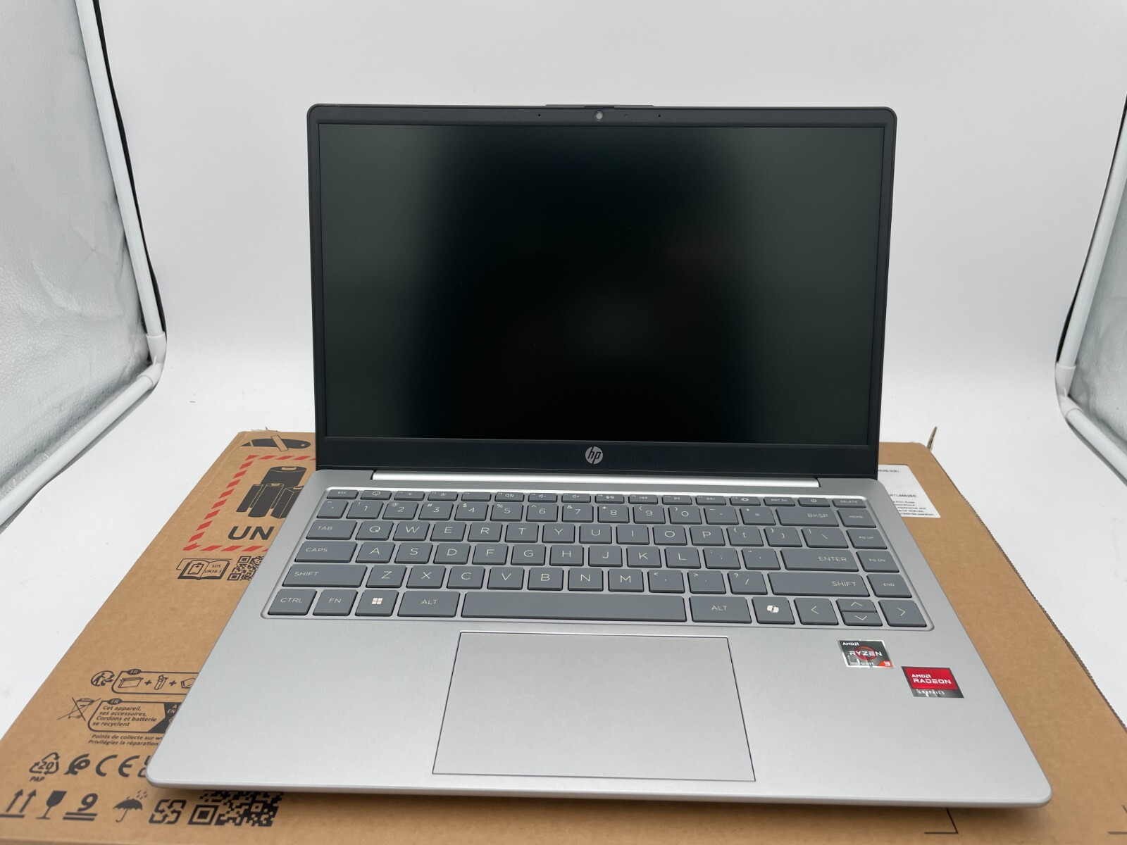 HP 14″ AMD Ryzen 3-7320U LPDDR5 4GB Radeon 256GB Windows 11 Home Silver – NOB