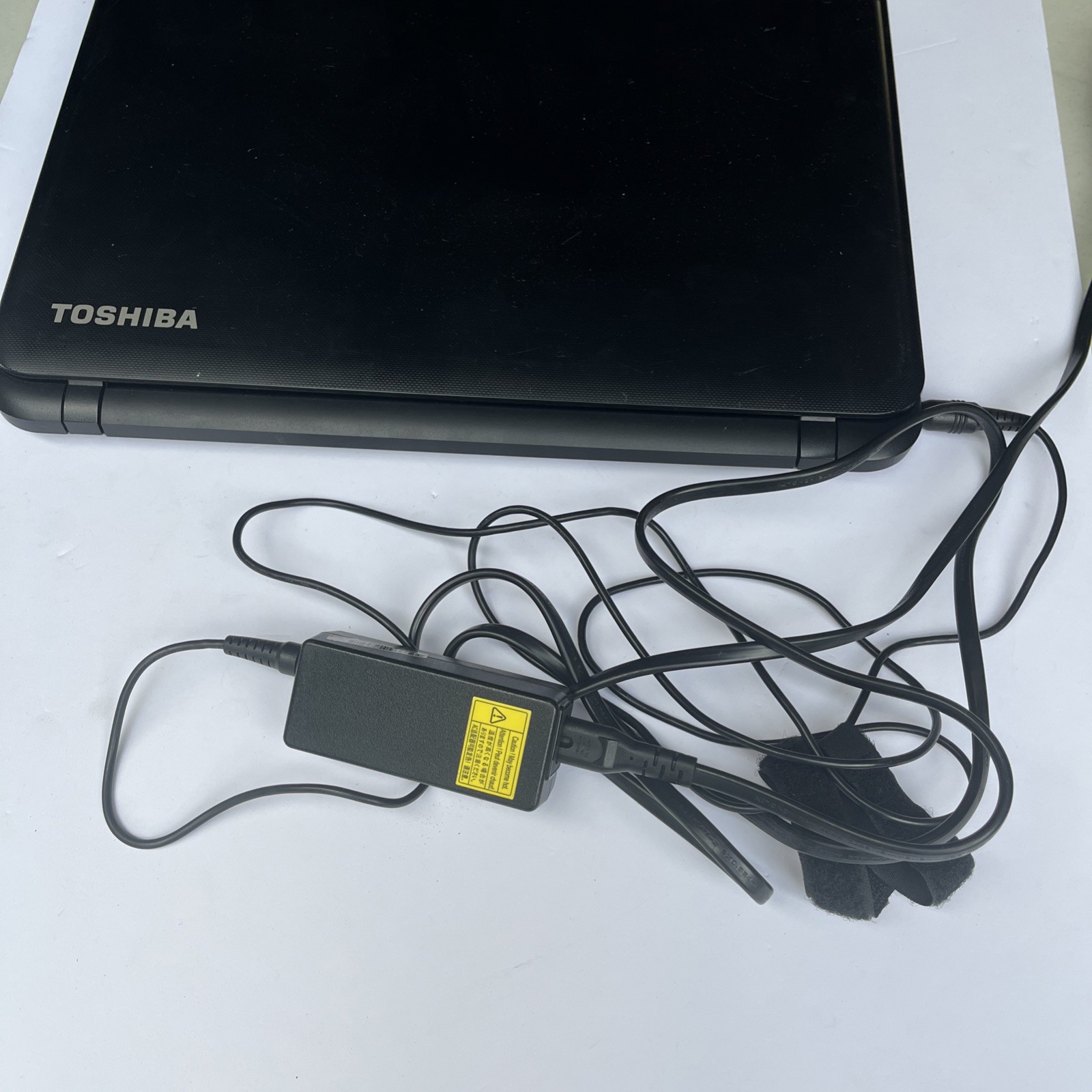 TOSHIBA SATELLITE C55D B5102 Includes Power Supply. Powers On.