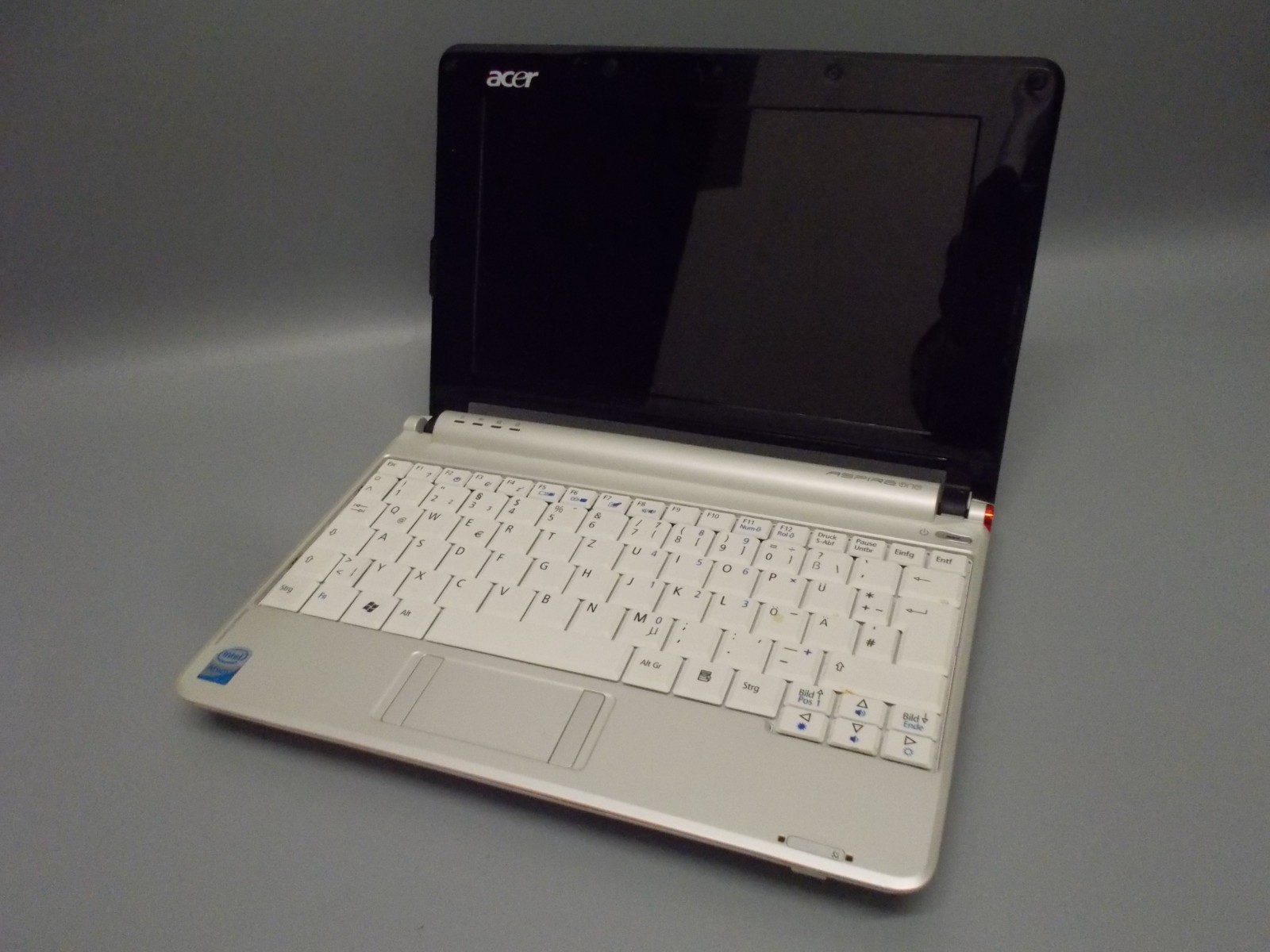 Acer Aspire One ZG5 Notebook With Windows XP, White. Battery Defective! #V-1490