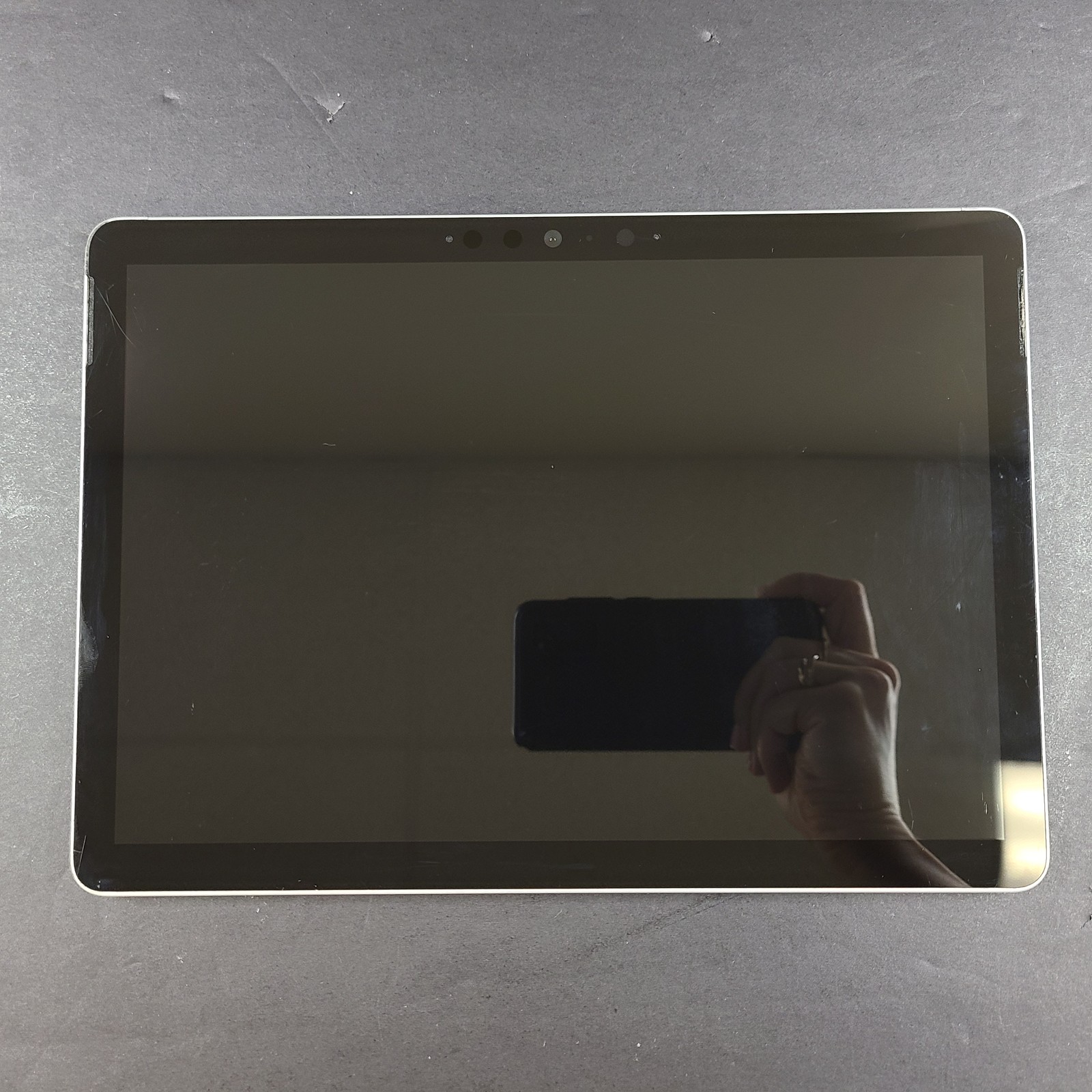 Surface Go 2 Laptop 10.5″ – Intel m3-8100Y CPU @ 1.10 GHz – 128GB SSD – 8GB RAM