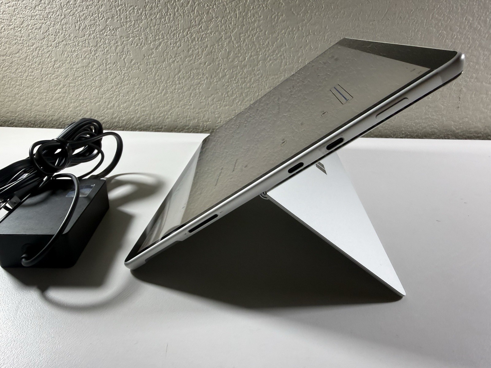 Microsoft Surface Pro 8 (1982) i5-1145G7 – 16GB RAM – 256GB 120Hz – Win 11 Pro