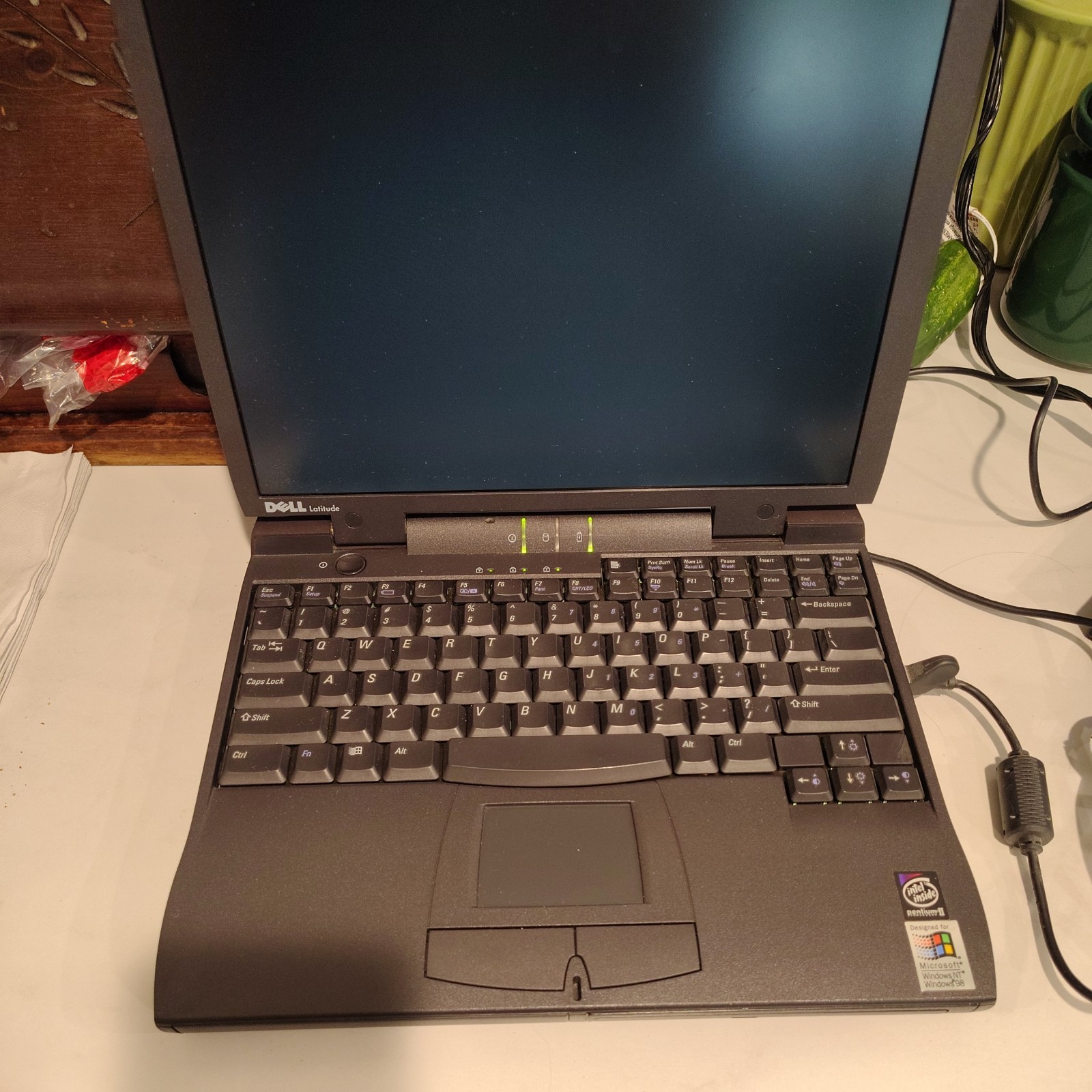 Dell Latitude CPi A366XT PentiumII Windows 2000Laptop VINTAGE 1998 – POWERS ON!
