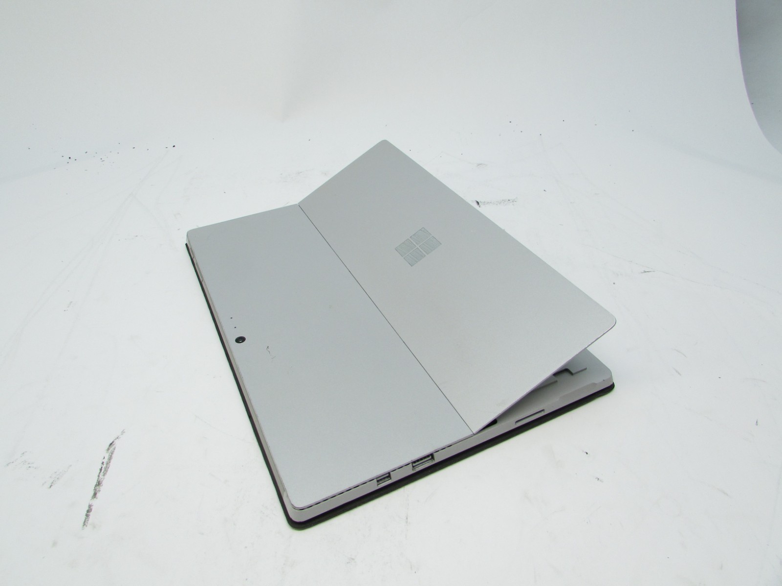 Microsoft Surface Pro 4 1724 12.3″ i5-6300U 2.4GHz 8GB RAM 256GB NVMe No OS/AC