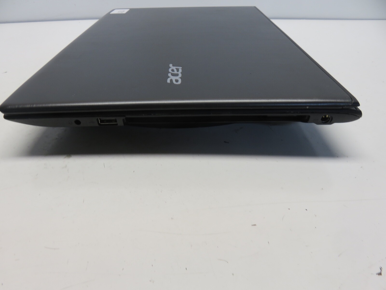 Acer Aspire E15 Intel i3-7100U 2.4GHz 4096 MB NO HDD No Batt
