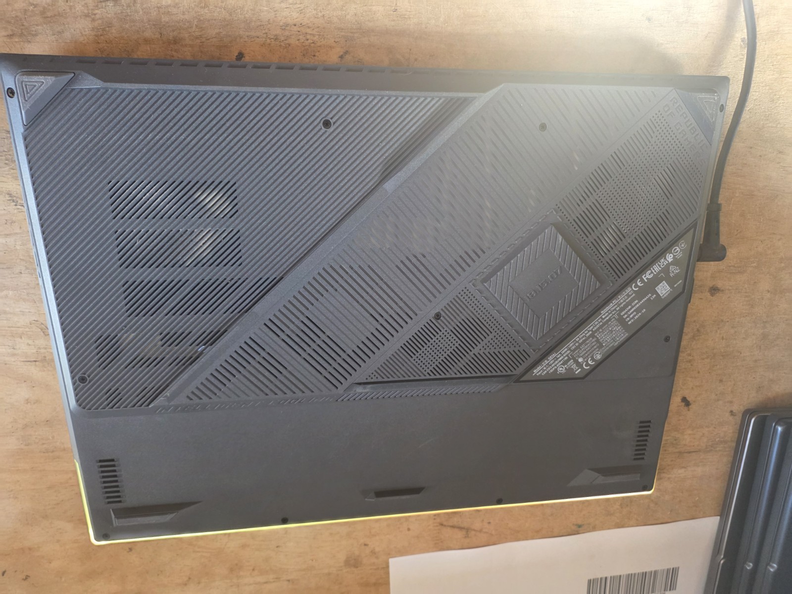 Asus G814JVR-IS96 18″ QHD+ IPS Intel i9-14900HX RTX 4060 32GB DDR5 1TB SSD Key