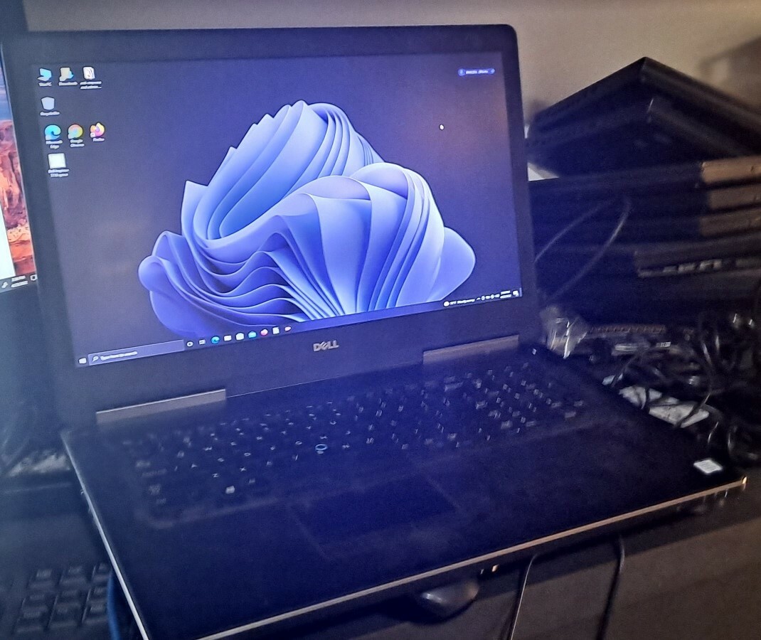 Dell Precision 7710 17.3” laptop i5-6300HQ @2.3 gHz 256gb SSD, 16gb of memory