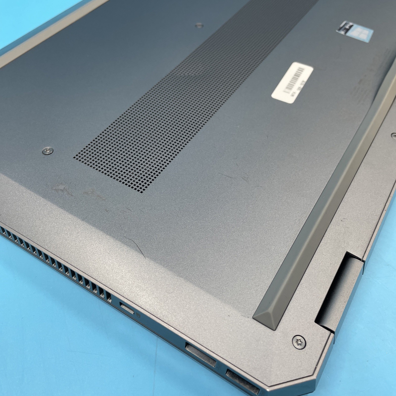 HP ZBook Studio G5 | i7-8850H | 8GB RAM | NO SSD | P1000 | NO OS | 61% BATT