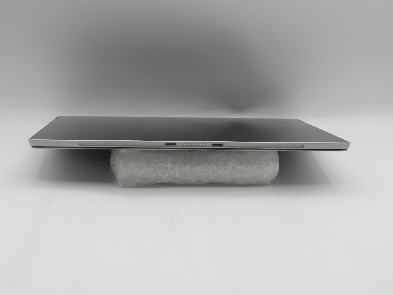 Surface Pro 4 1724 | i5-6300U @ 2.4GHz | 8GB DDR3 | 12″ | 256GB SSD | No OS/AC
