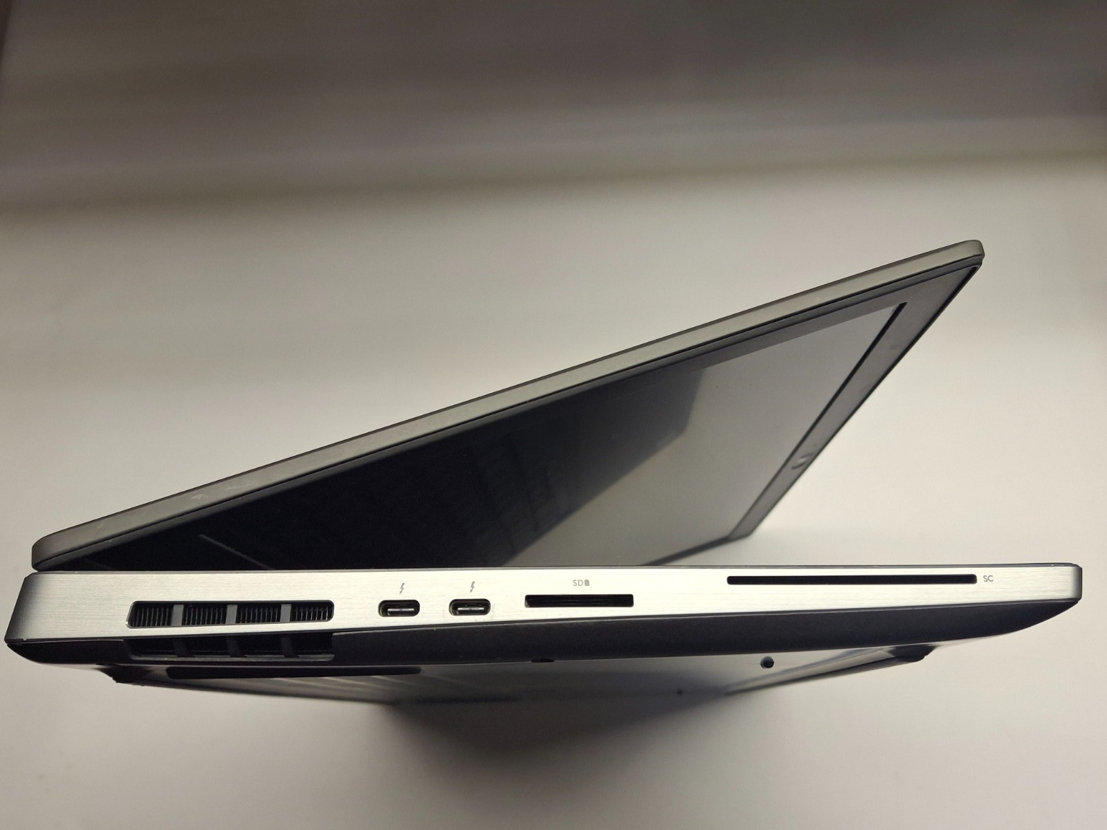 Dell Precision 7540 15.6″ Laptop Core i7-9750H 16GB RAM 256GB SSD Webcam T2000