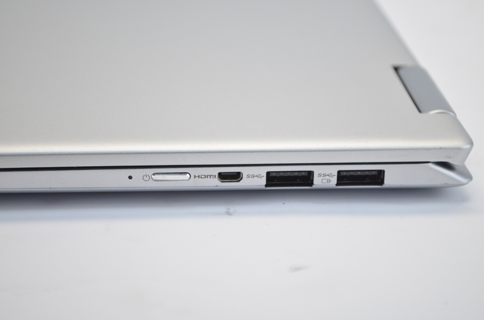 Lenovo Yoga 710-14IKB 2-in-1 2.5 GHz i5 8GB 256GB SSD 14″ Touchscreen Windows 10