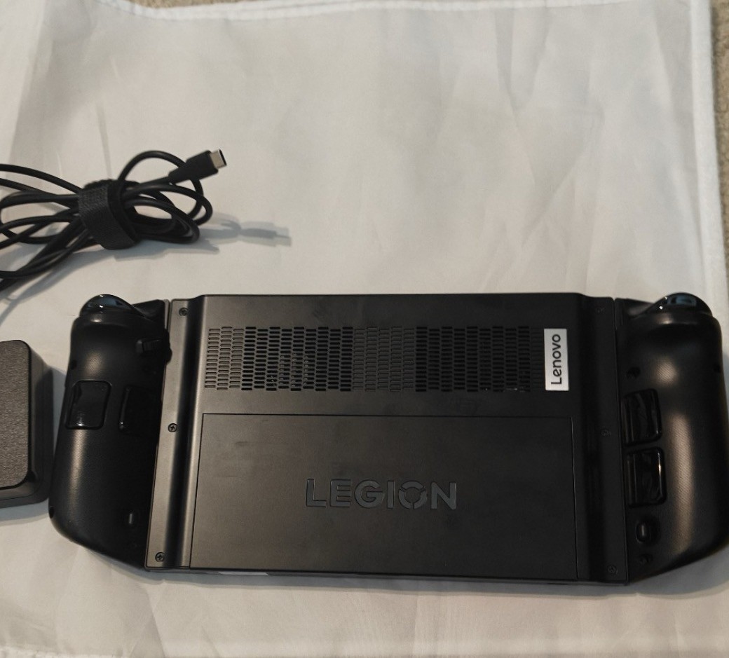 Lenovo Legion Go 8.8 in (1TB SSD, AMD Ryzen Z1 Extreme, 3.3GHz, 16GB RAM)