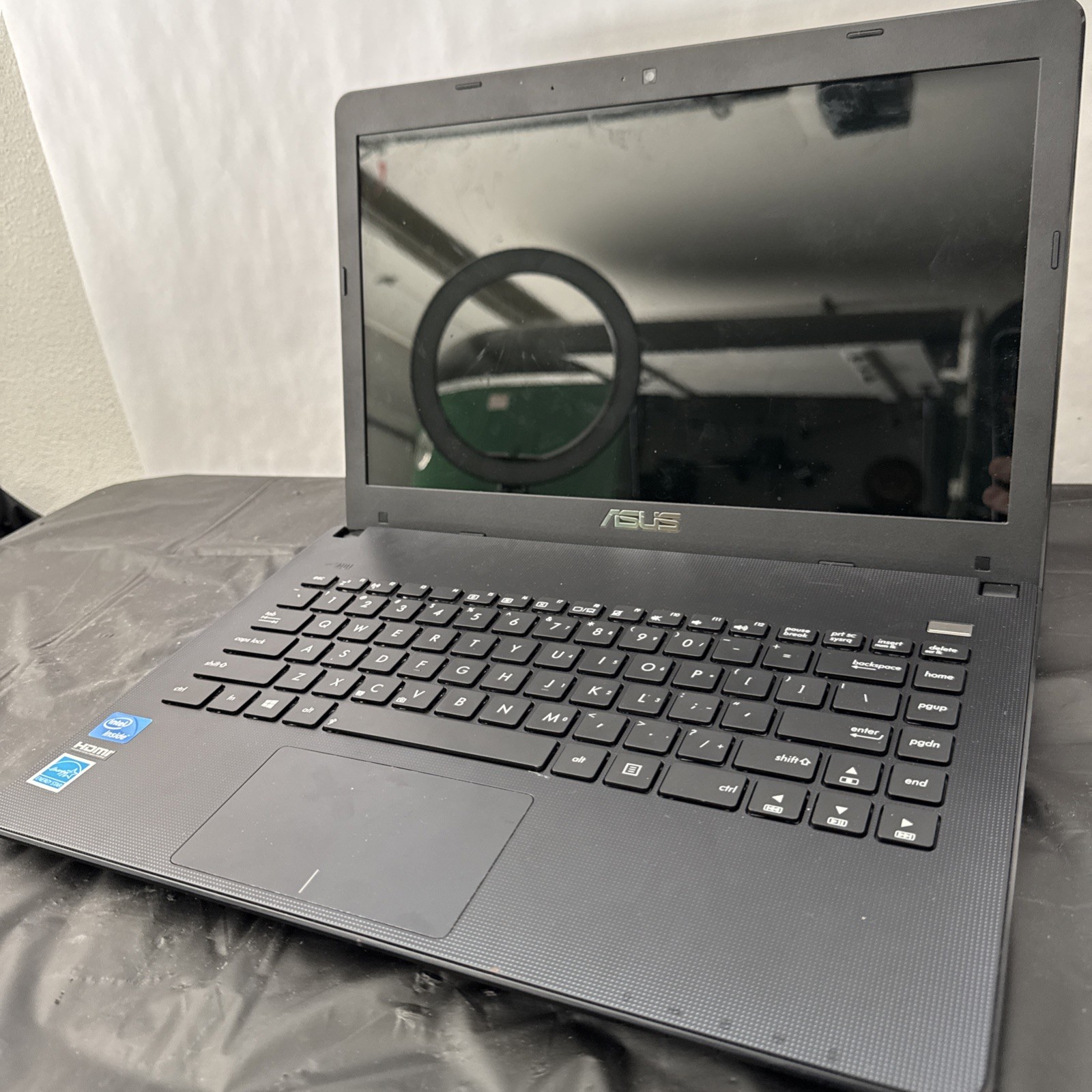 Asus X401A Intel Pentium B970 2.3GHz 4 GB not working parts only.