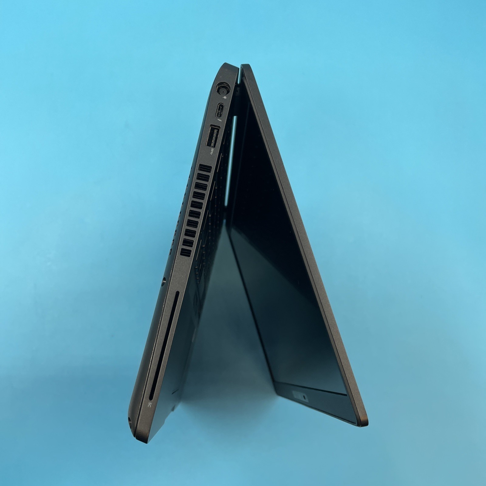Dell Latitude 5400 | i7-8665U | 16GB RAM | NO DRIVE | Radeon 540X | NO OS | 67%