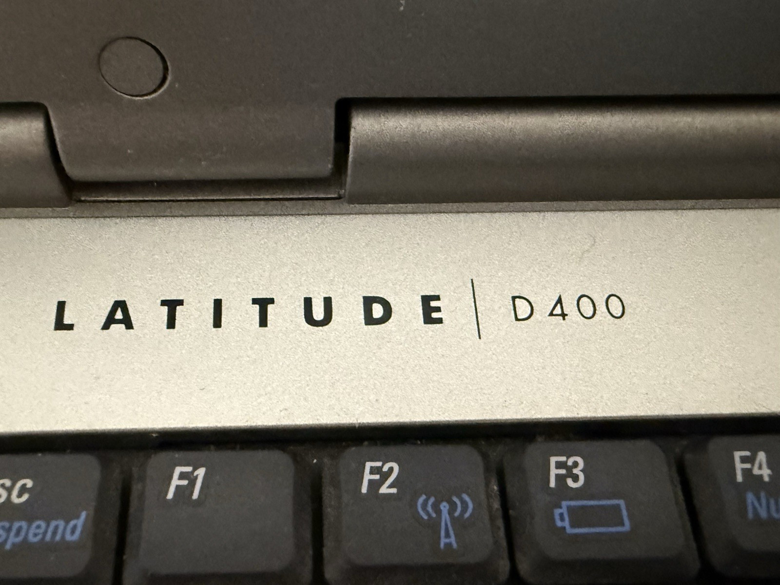 DELL LATITUDE D400 12.1″ Laptop INTEL PENTIUM 1.4GHz 2Gb 60Gb HDD WinXP PRO SP3