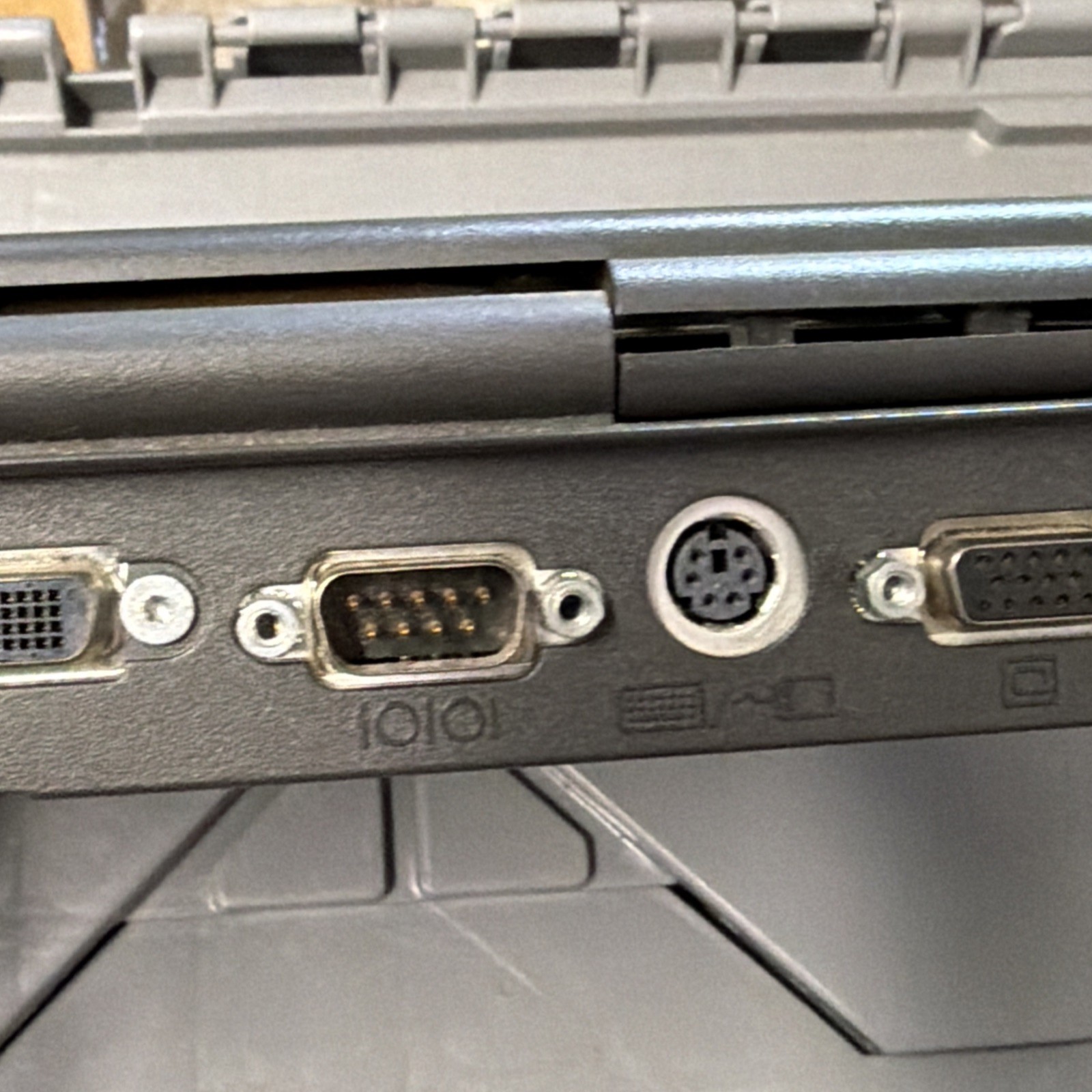 COMPAQ CONTURA 400CX 8.5″ VINTAGE PC LAPTOP SOLD AS-IS (POWERS ON)