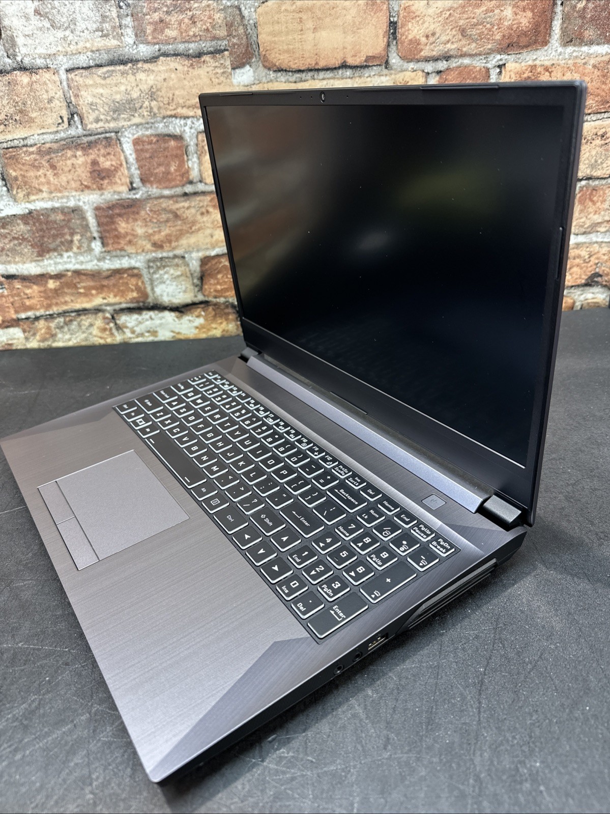 SYSTEM 76 Kudu Tested LCD Screen w/ Chassis & Battery – No Motherboard