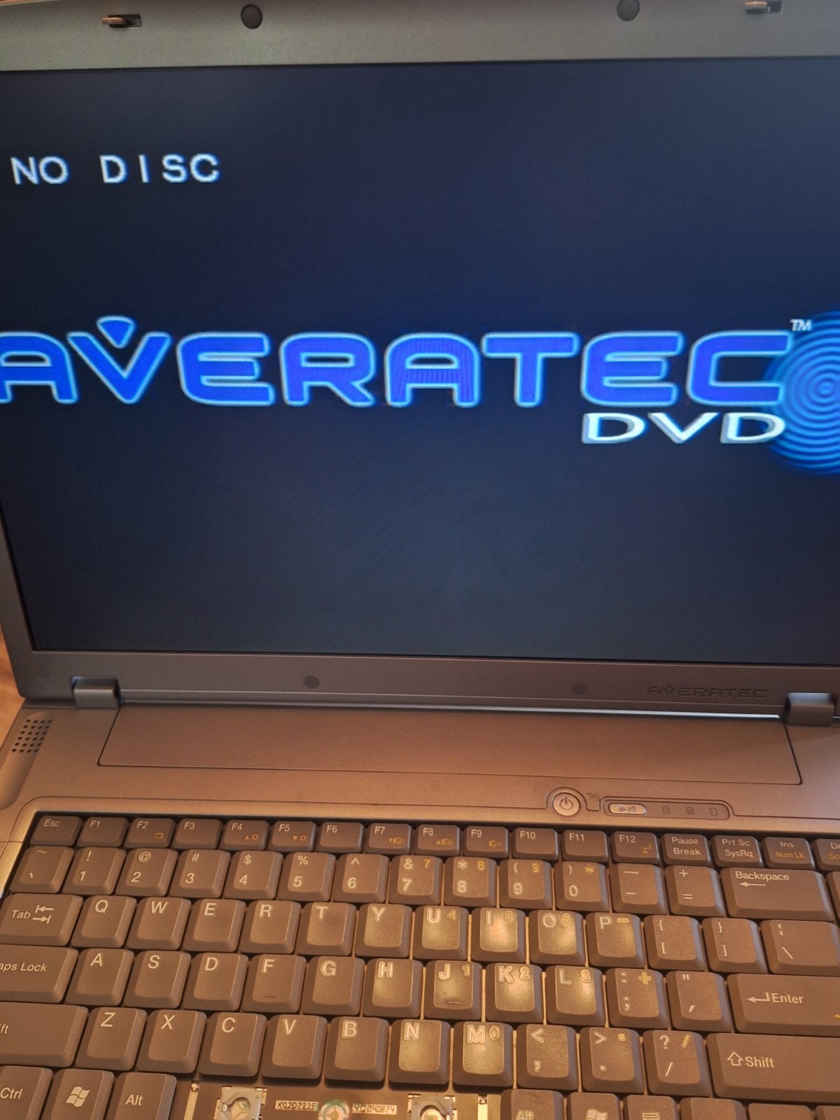 AVERATEC 6240 combination laptop & stand alone DVD player No charger