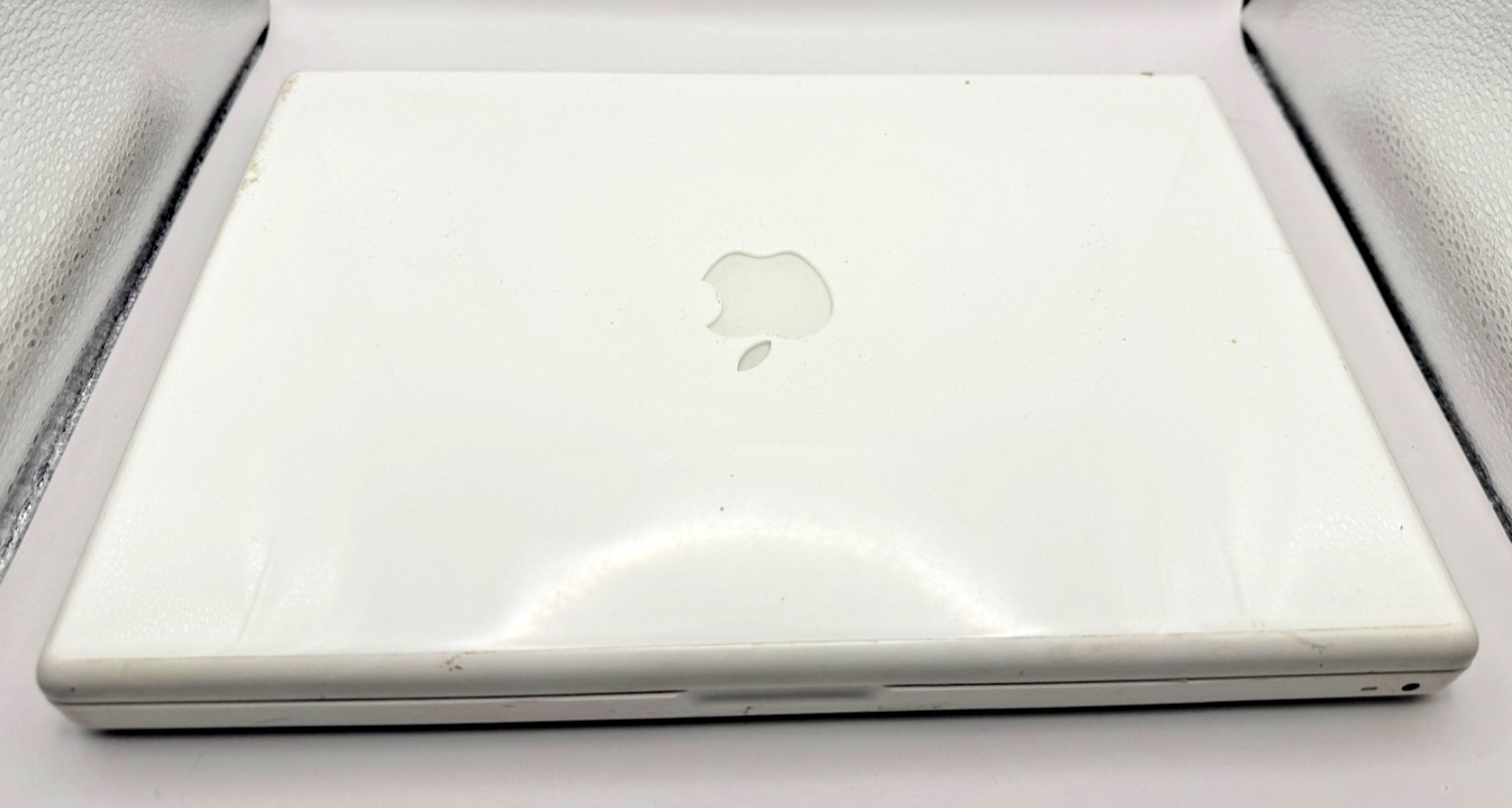 Apple 1st Gen MacBook A1181 – for Parts – No HD