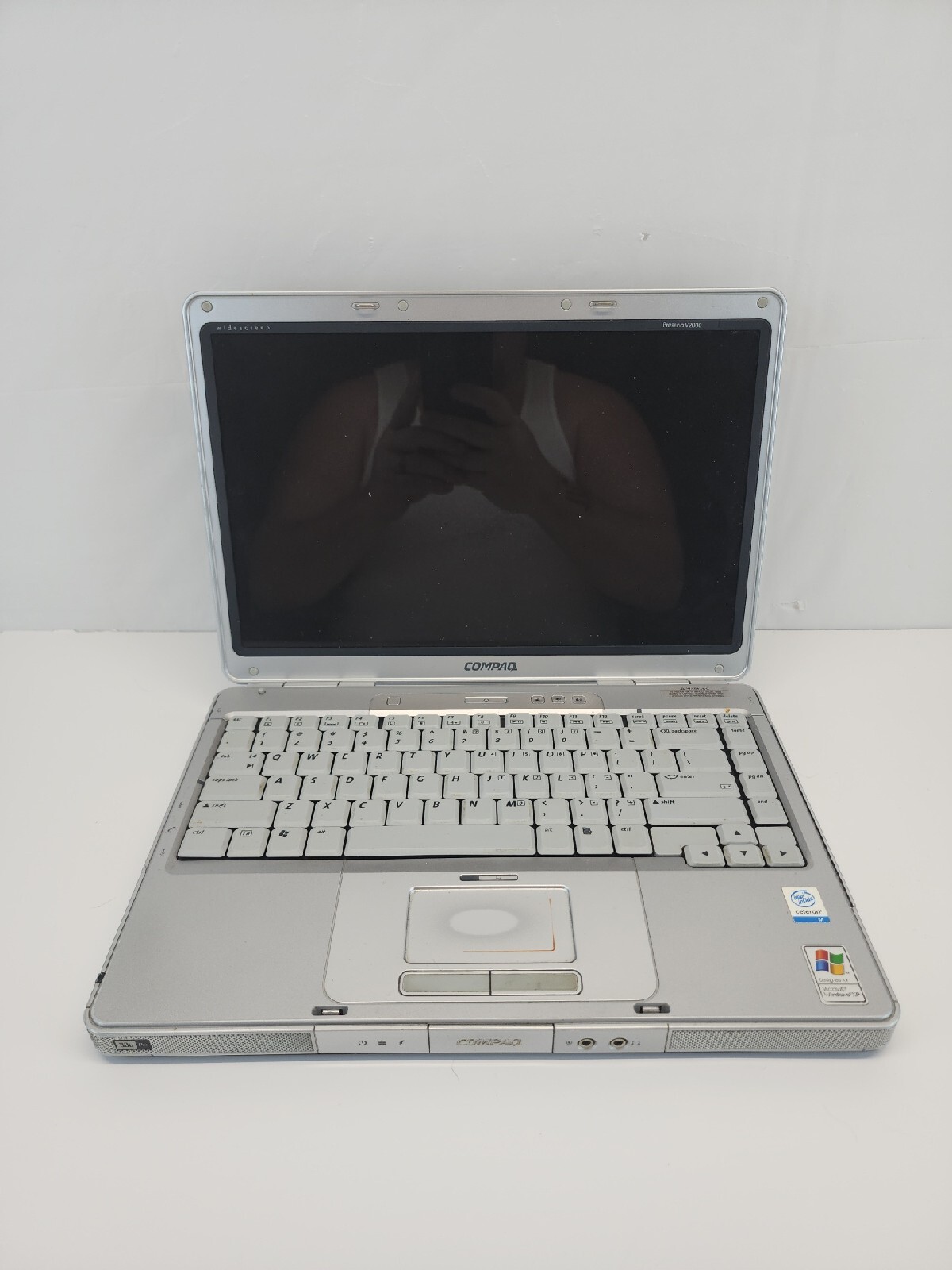 Compaq Presario V2000 14″ Windows XP PRO SP3 Laptop AMD CPU WiFi PARTS ONLY