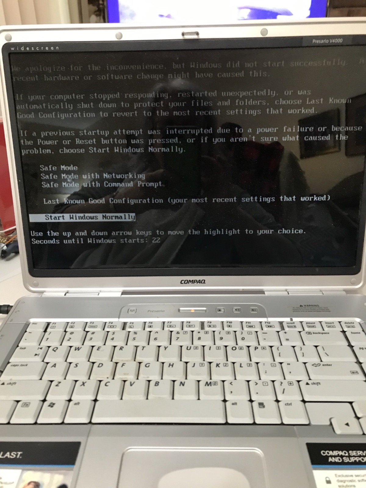 COMPAQ PRESARIO V4000 WITH CHARGER AND MANUAL AND EXTRA DISC DRIVE