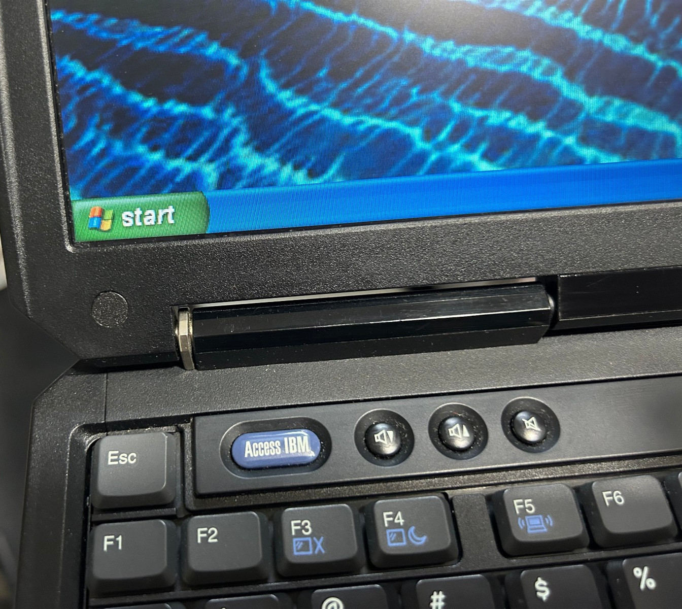 IBM ThinkPad R40 Laptop, XP Proffesional , 15″ LCD, Centrino, 60GB DD, 1GB RAM