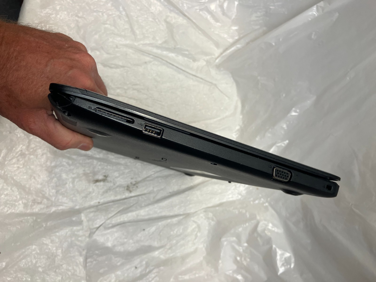 DELL VOSTRO 3490 INTEL CORE I5-10210U NO RAM NO HD screen broken For Parts