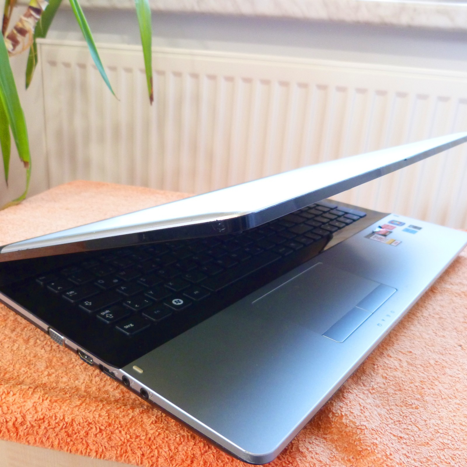 Samsung 305E PREMIUM 17″ l Windows 10 HDD l 4GB RAM l AMD A6 DUAL CORE HDMI