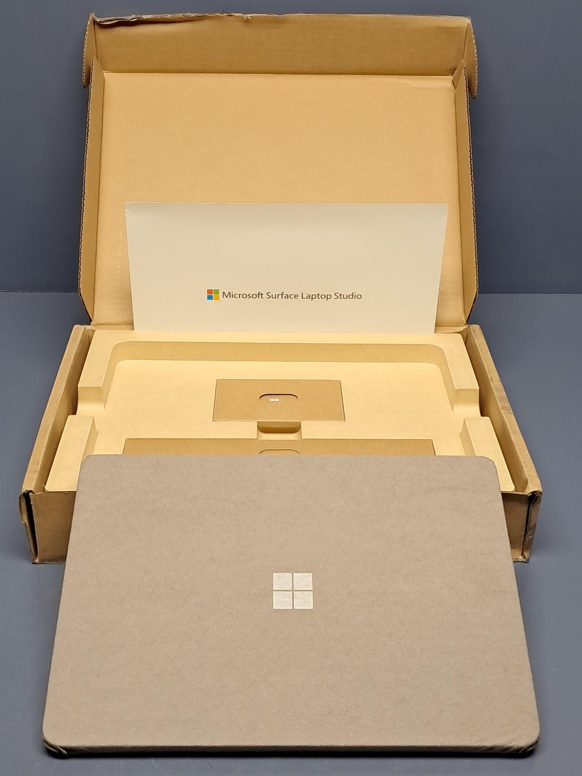Microsoft Surface Laptop Studio i5-11300H 16GB 512GB SSD 14.4″ Touch Windows 11