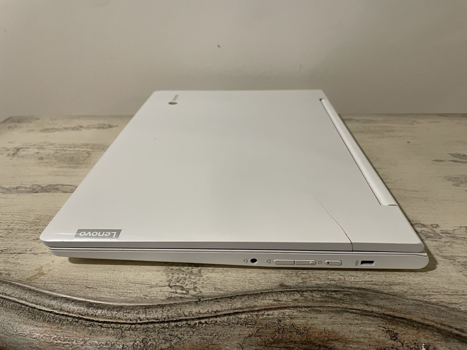 Lenovo Chromebook C330 2-in 1. 4GB, LPDDR3, 64GB EMMC, CHROME OS, 11.6” Screen