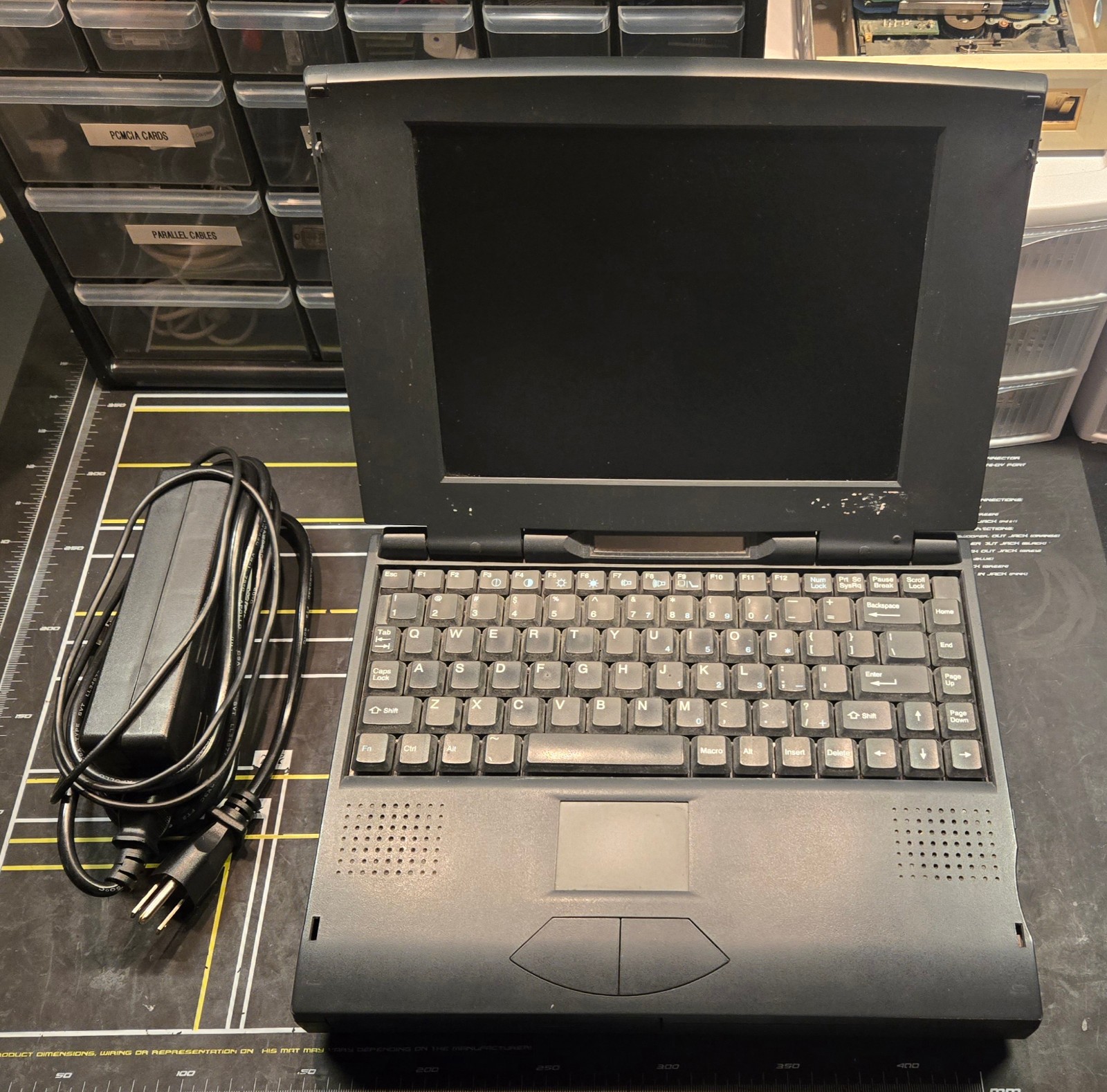 Vintage Sager FMA86T (Intel Pentium @ 120 MHz, 24 MB RAM, Win98SE)