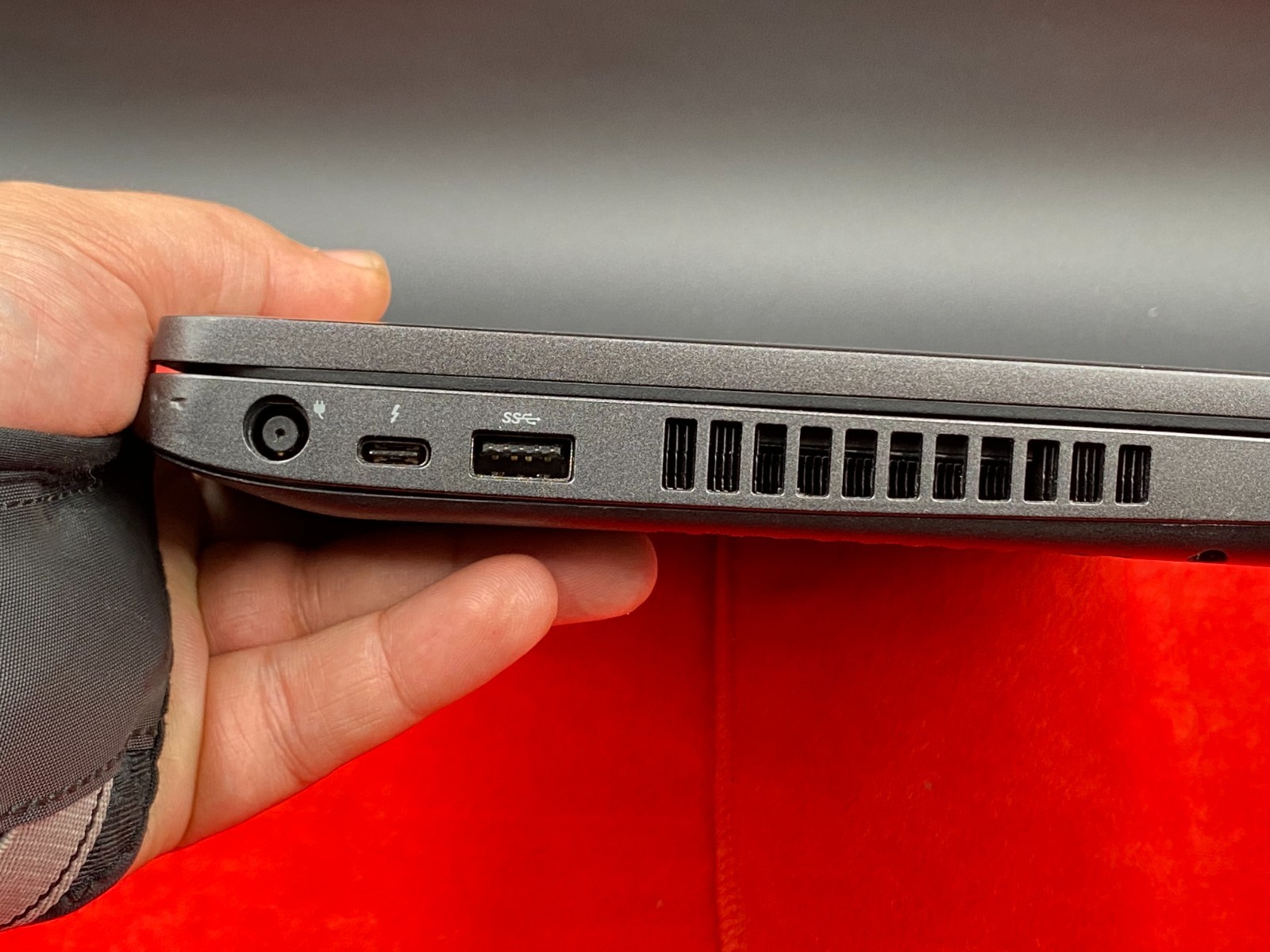 DELL PRECISION 3541 15.6″ FHD i7-9850H 16GB RAM 256GB SSD QUADROP620 BATTERY 94%