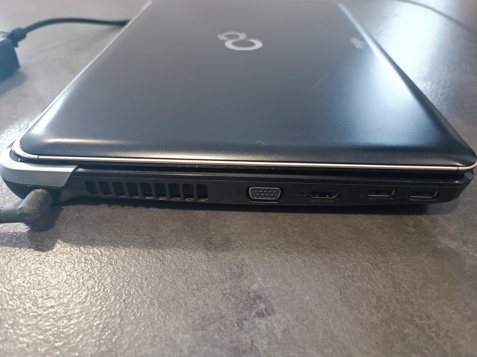 Fujitsu Lifebook Notebook Laptop LH531 i7-2410M 2.3GHz