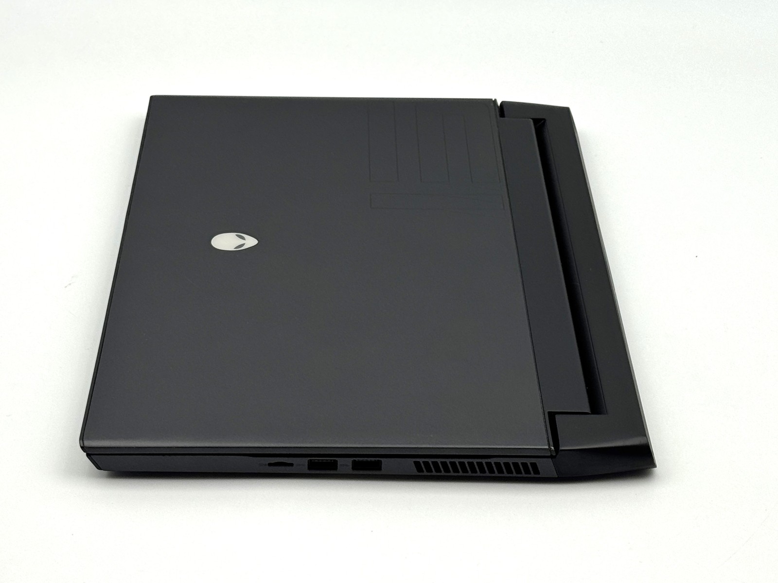 Alienware m15 R4 15.6″ 300Hz FHD – i7-10870H – 16GB RAM – RTX 3070 – 512GB SSD