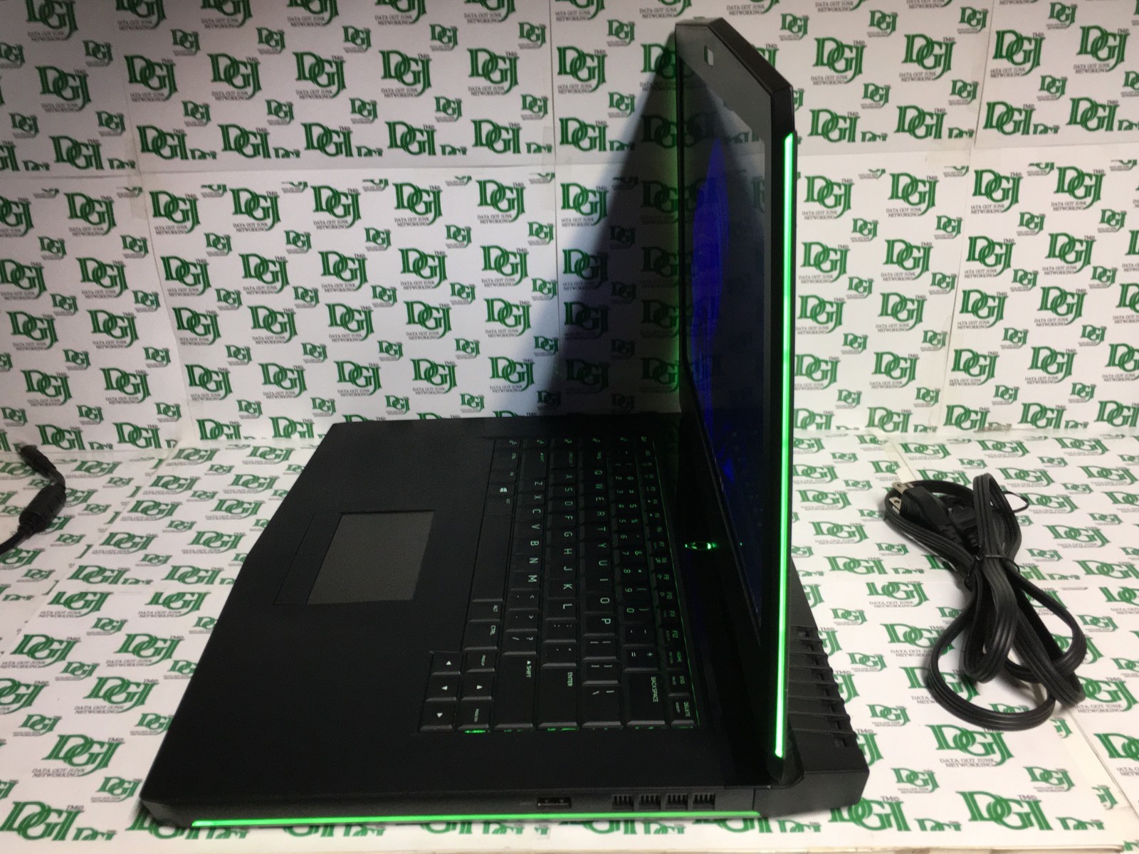 Dell Alienware 15R3 i7-7700HQ 2.80GHz 16GB 1TB EVO M.2 1060GTX Win 11