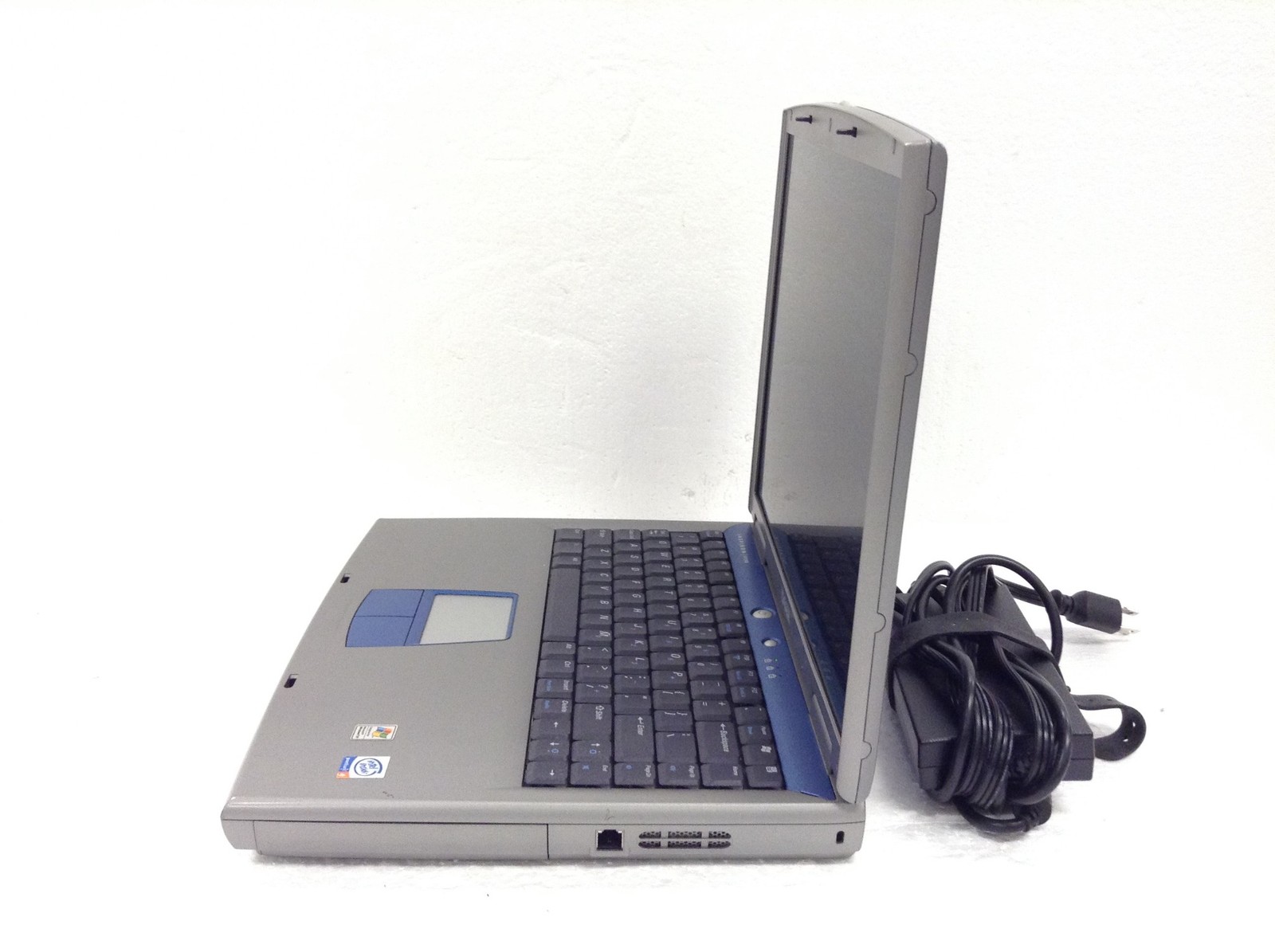Vintage Dell Inspiron 5150 15″ Pentium 4 3.06GHz Laptop w/ 512MB, DVD-RW, No HDD