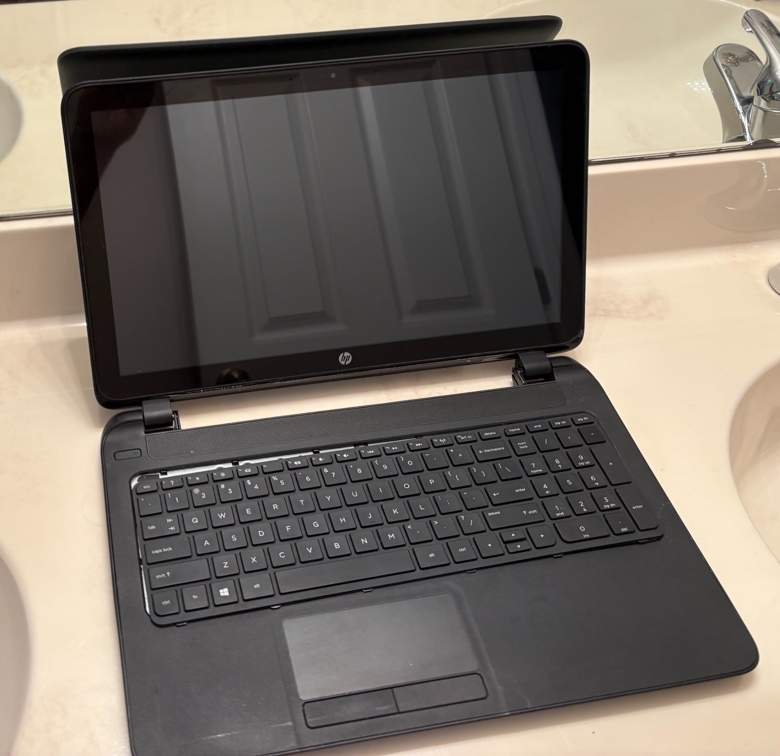 HP Laptop 15-F162DX 15.6″ Intel Core i3 Not Working Parts Only