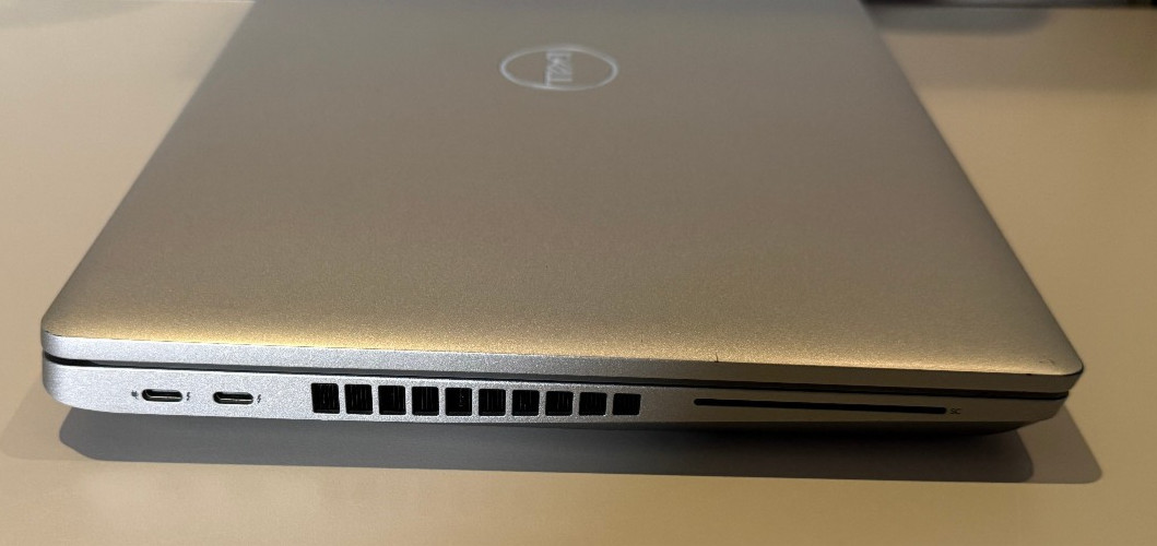 Dell Latitude 5531 15.6″FHD 12Core i5-12600H 16GB RAM 512GB SSD Win 11 Pro