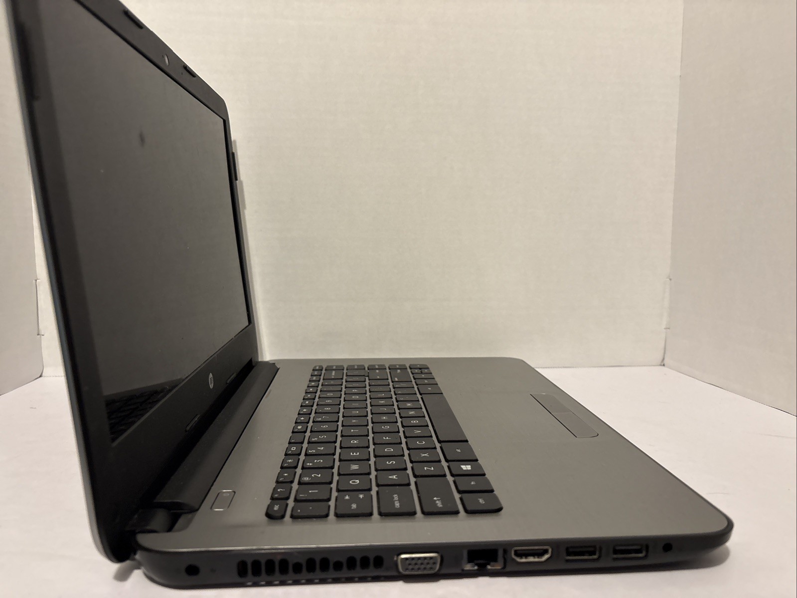 HP 14-an012nr LAPTOP AMD E2-7110 @ 1.80 GHZ RAM-4GB HDD-32GB WINDOWS 10