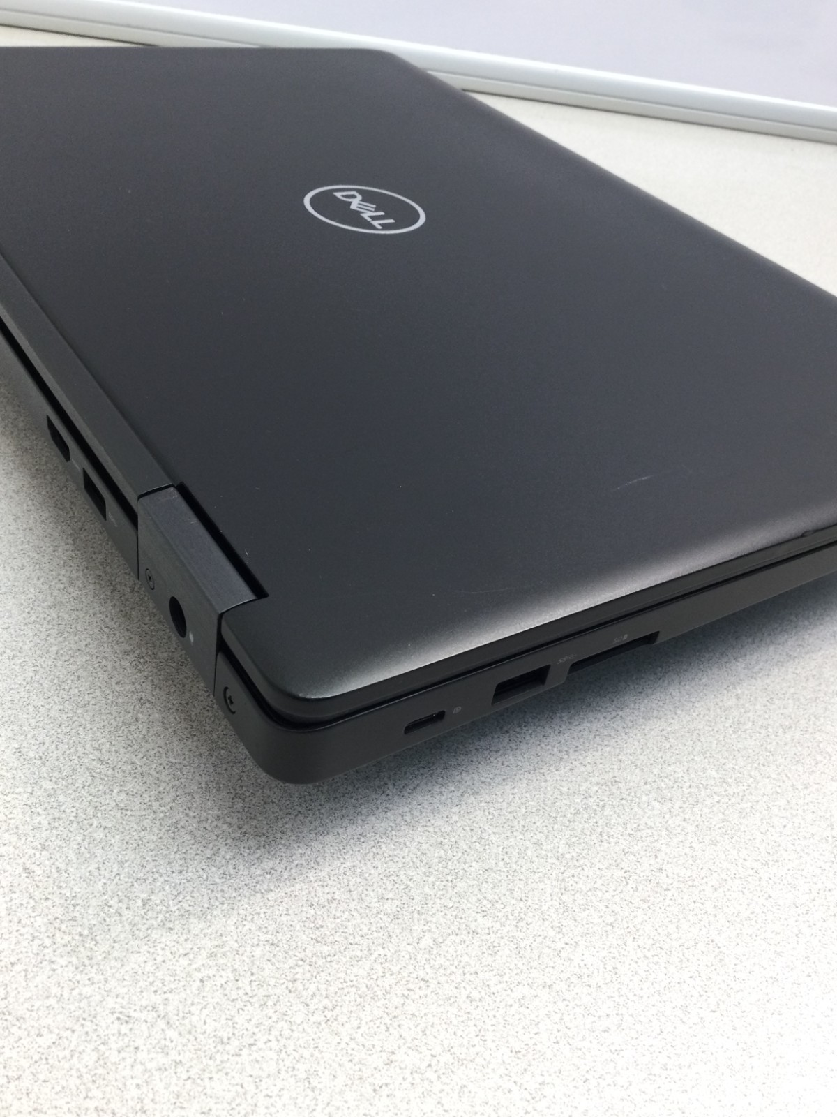 Dell Latitude 5590 15.6″ (256GB SSD, Intel Core i5-8250U, 1.6GHz, 8GB RAM